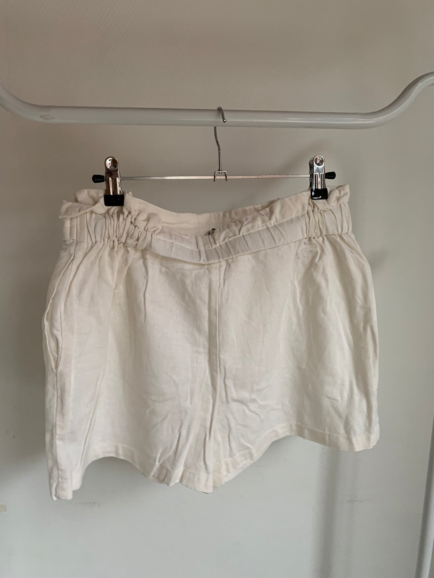 Crèmekleurig shortje