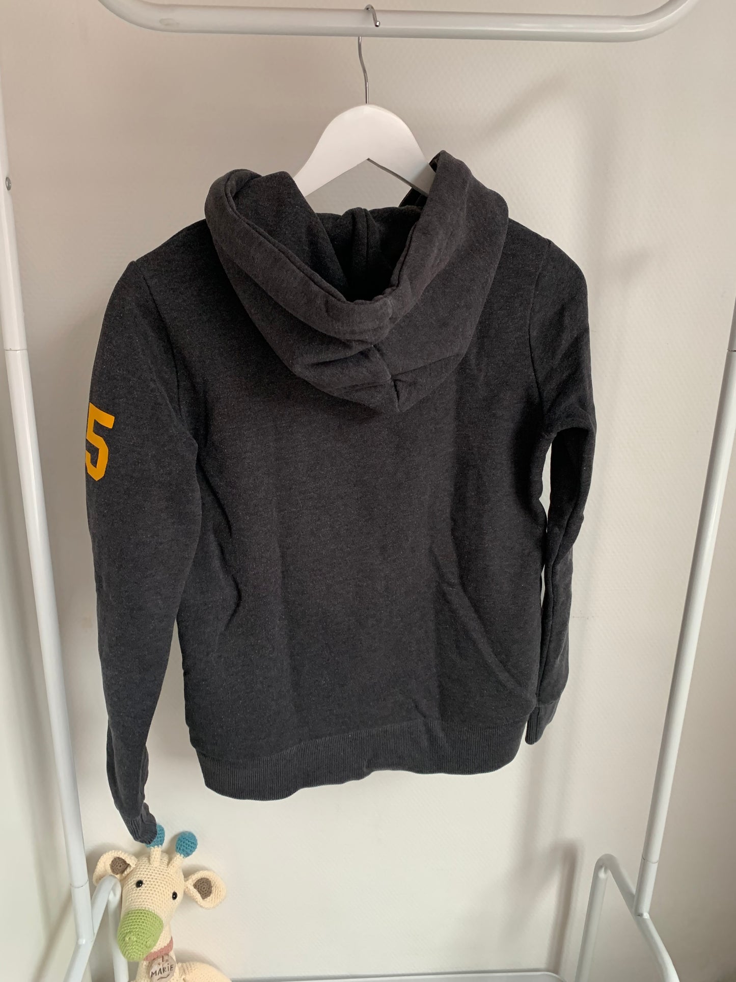 Donkergrijze sweater