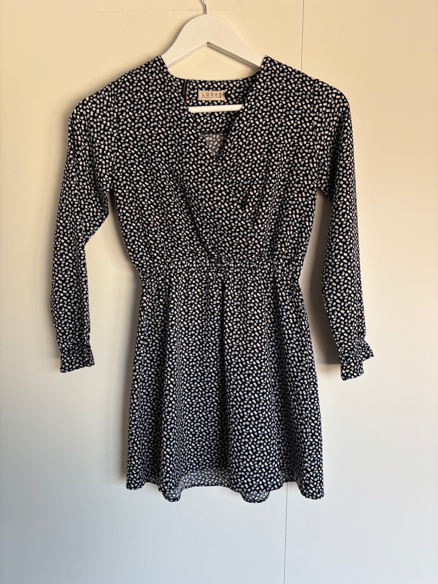 Zwarte gestippelde jurk