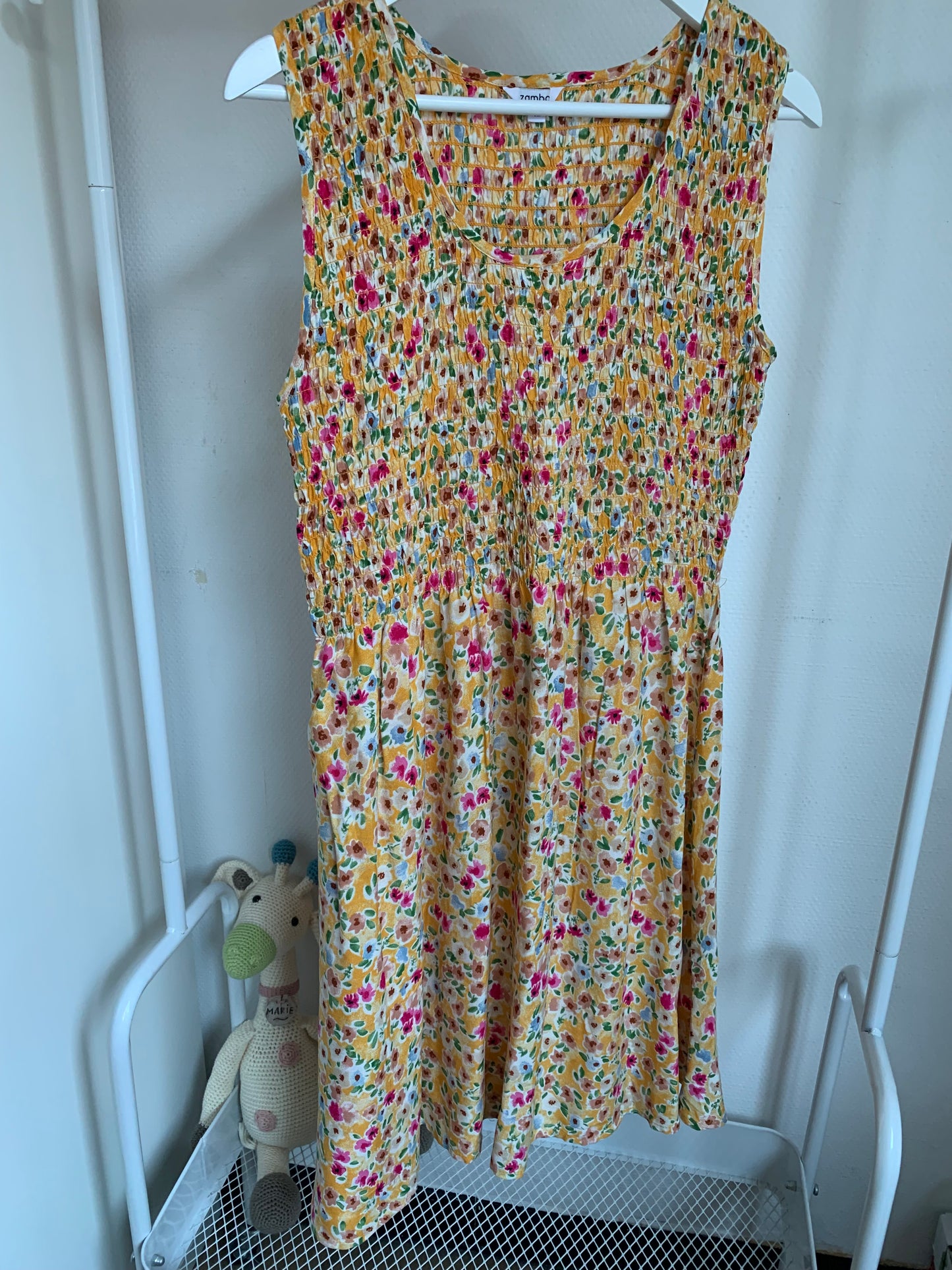 Mosterdgele jurk met bloemetjes