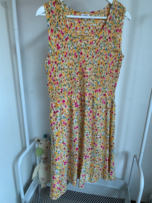 Mosterdgele jurk met bloemetjes