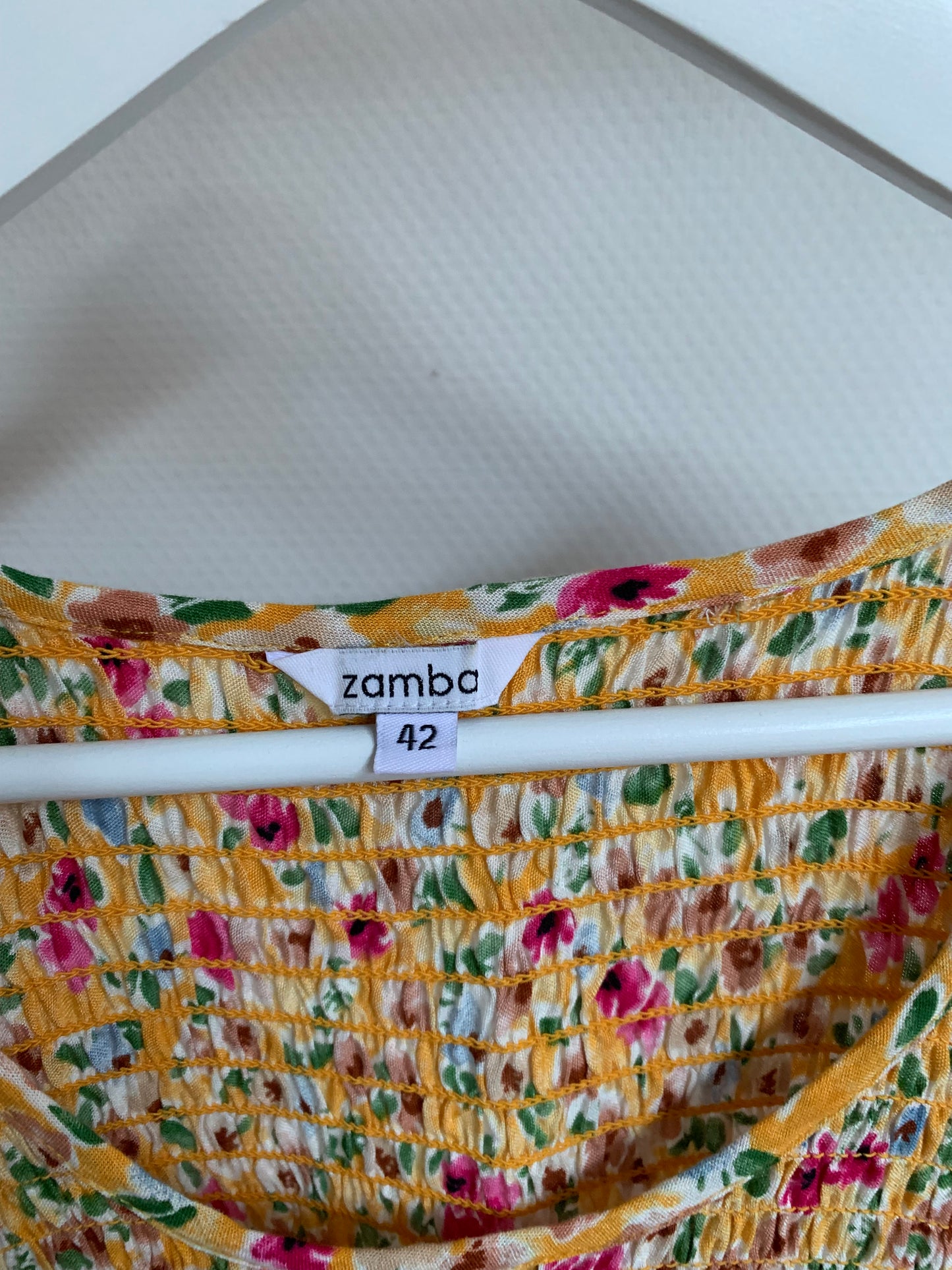 Mosterdgele jurk met bloemetjes