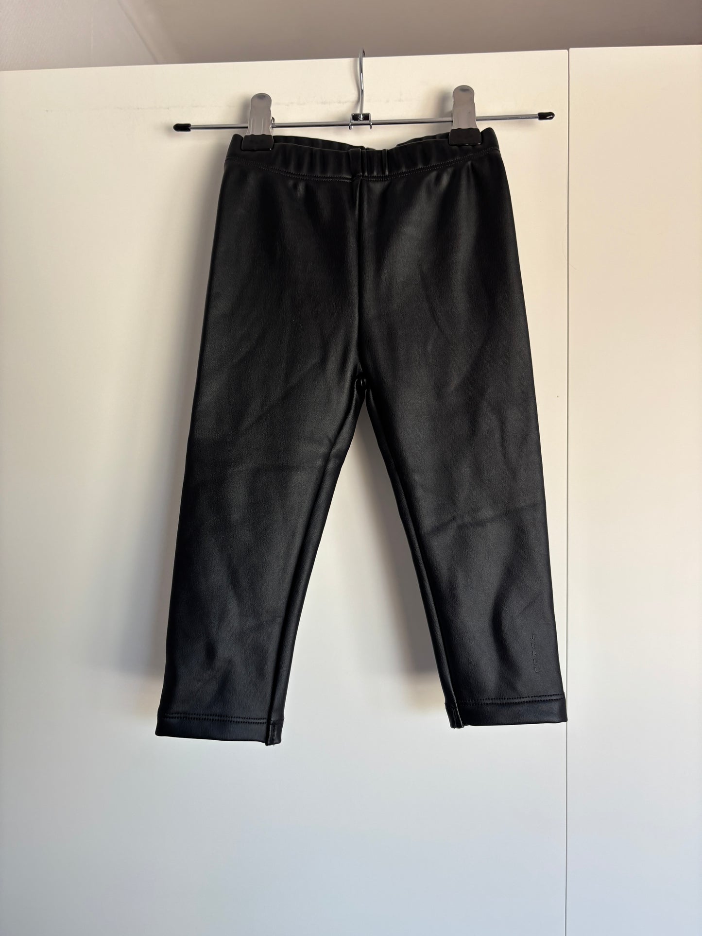 Zwarte imitatielederen broek