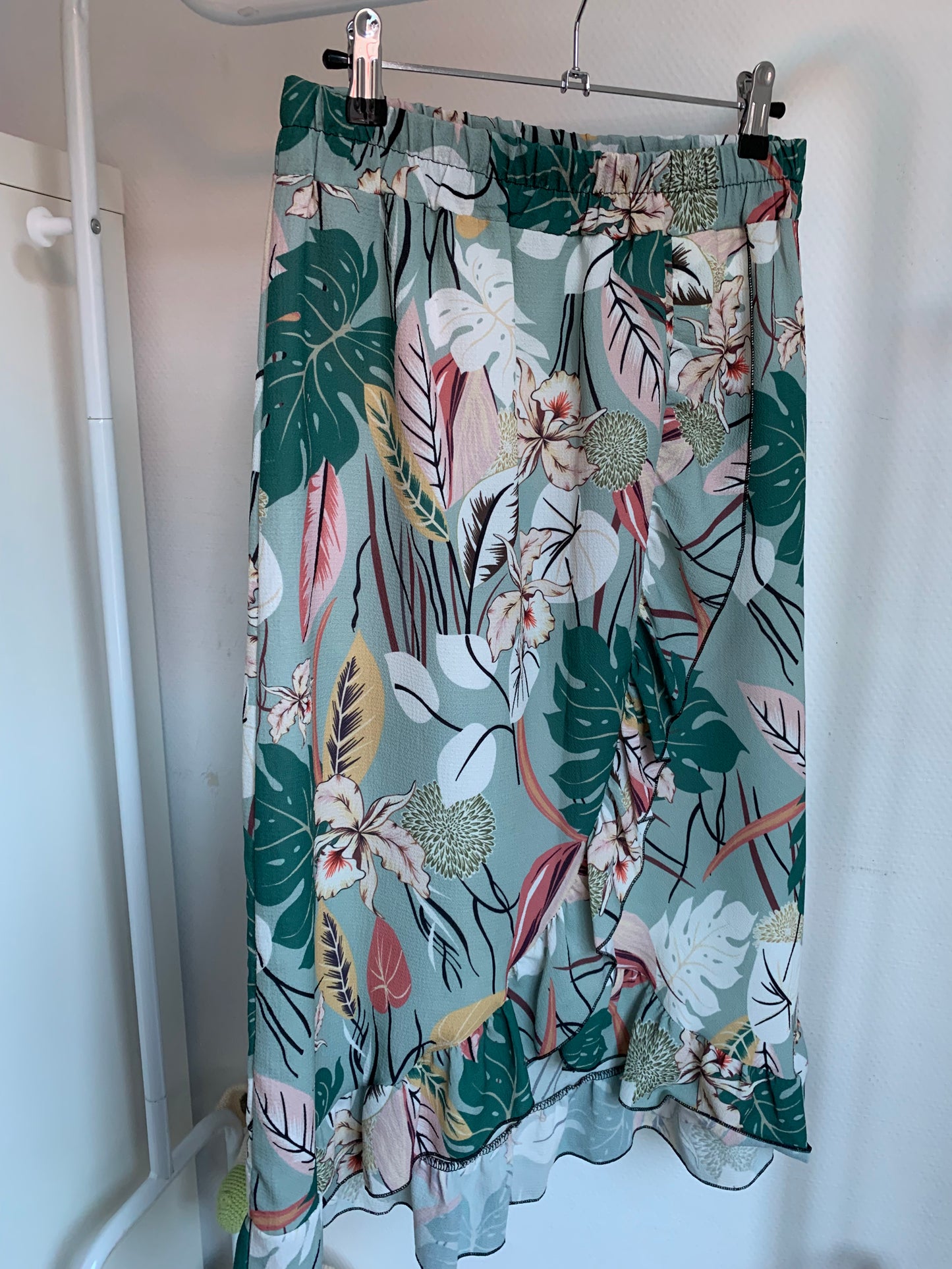 Muntgroene rok met bloemen