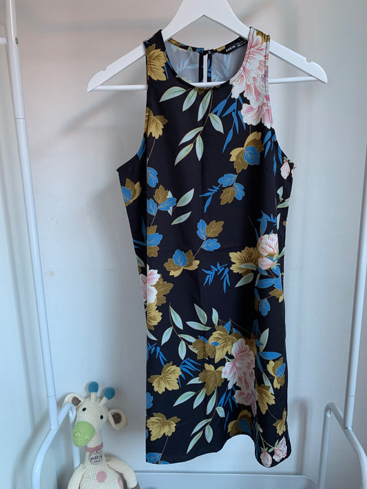 Marineblauwe jurk met bloemen