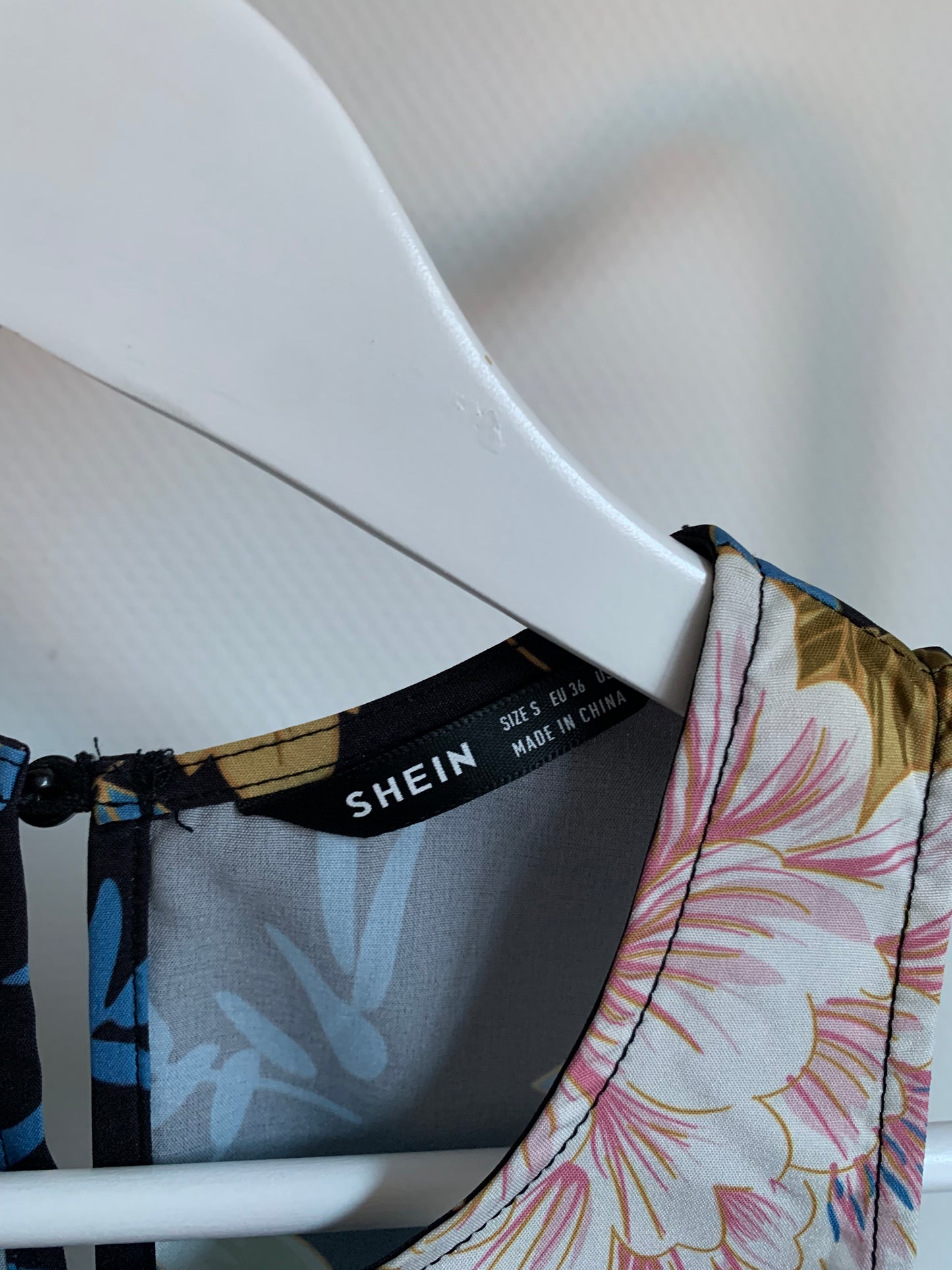 Marineblauwe jurk met bloemen