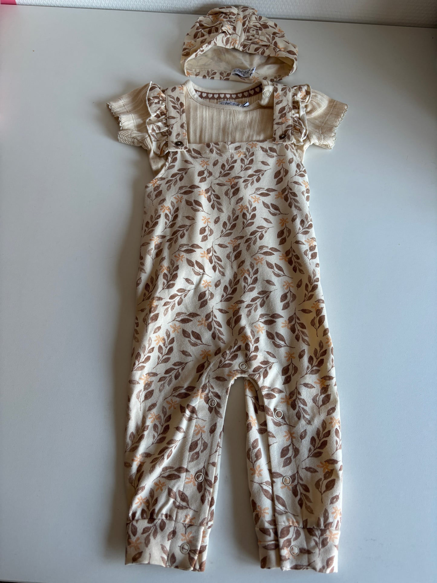 Setje: crèmekleurige T-shirt, salopette en muts