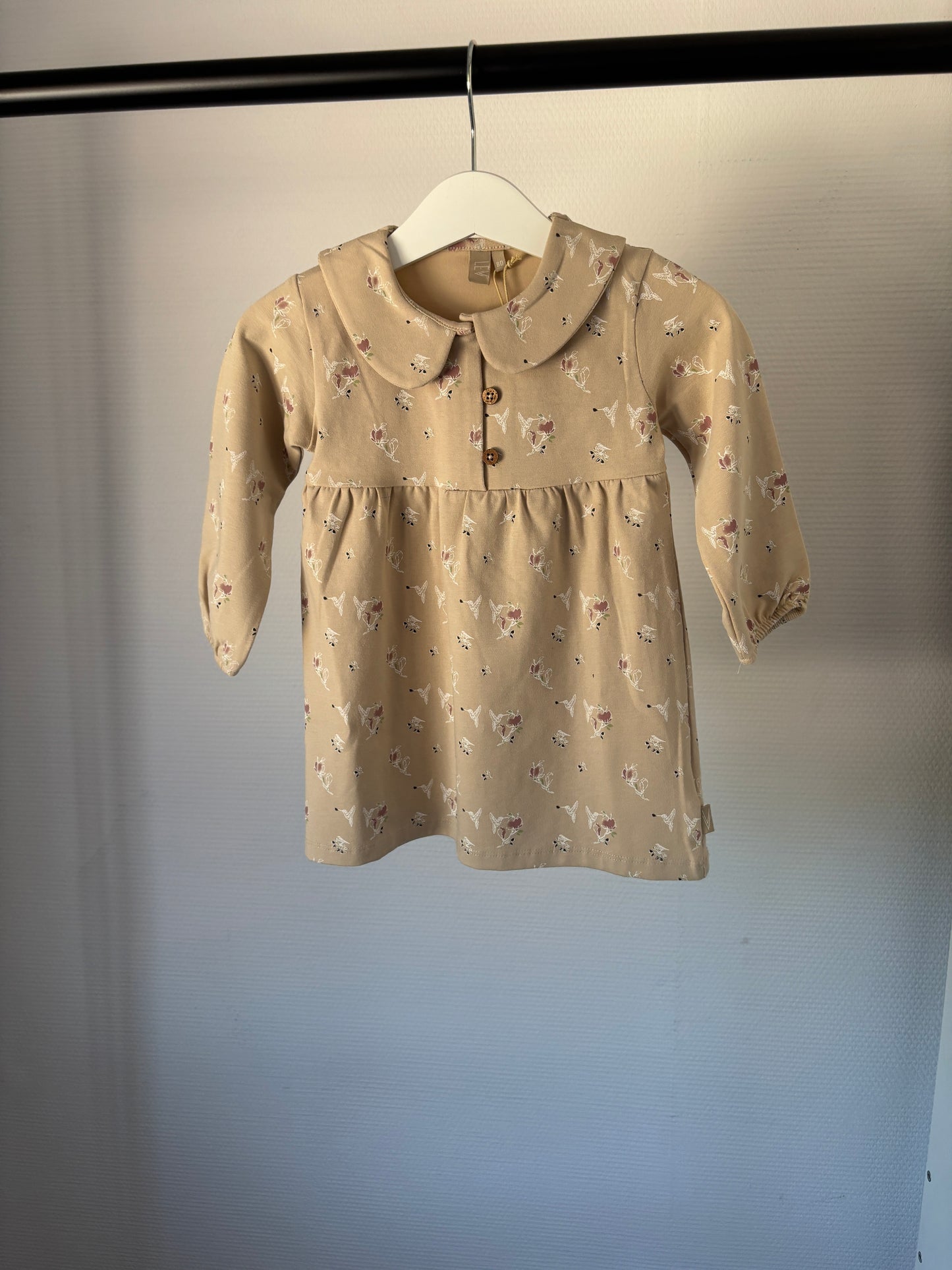 Zandbruin jurkje met bloemetjes