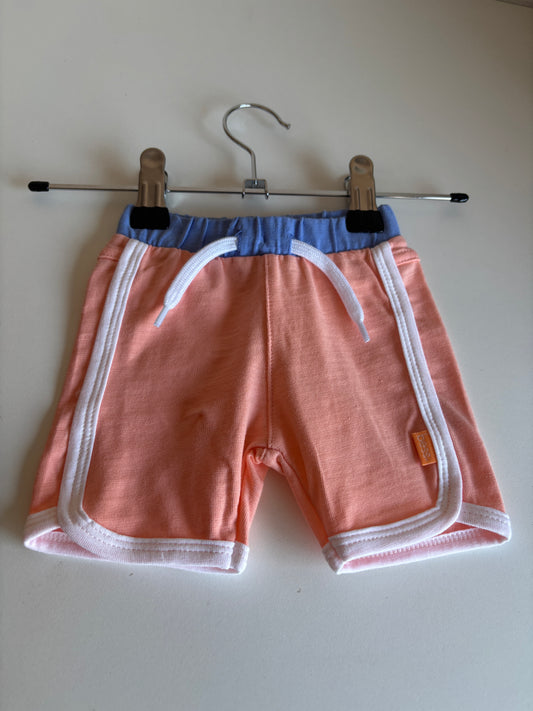 Perzikkleurig shortje