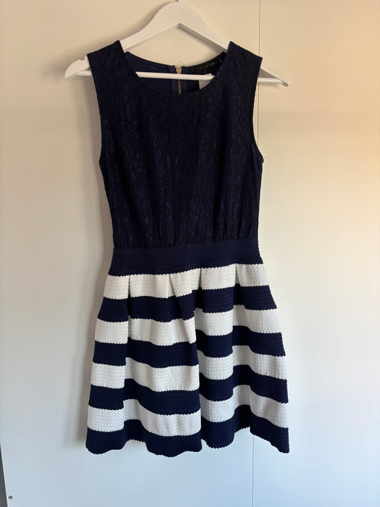 Marineblauwe gestreepte jurk