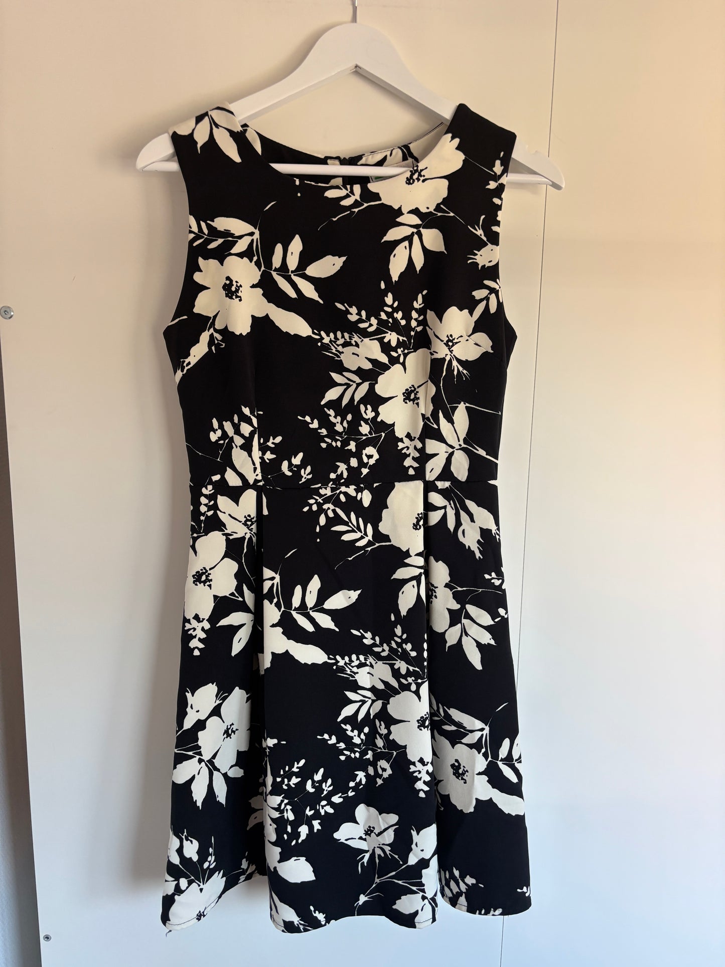 Zwartwitte bloemenjurk