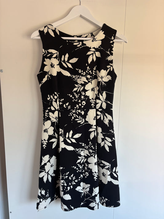 Zwartwitte bloemenjurk