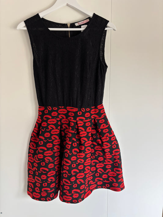 Zwarte jurk met rode lippen