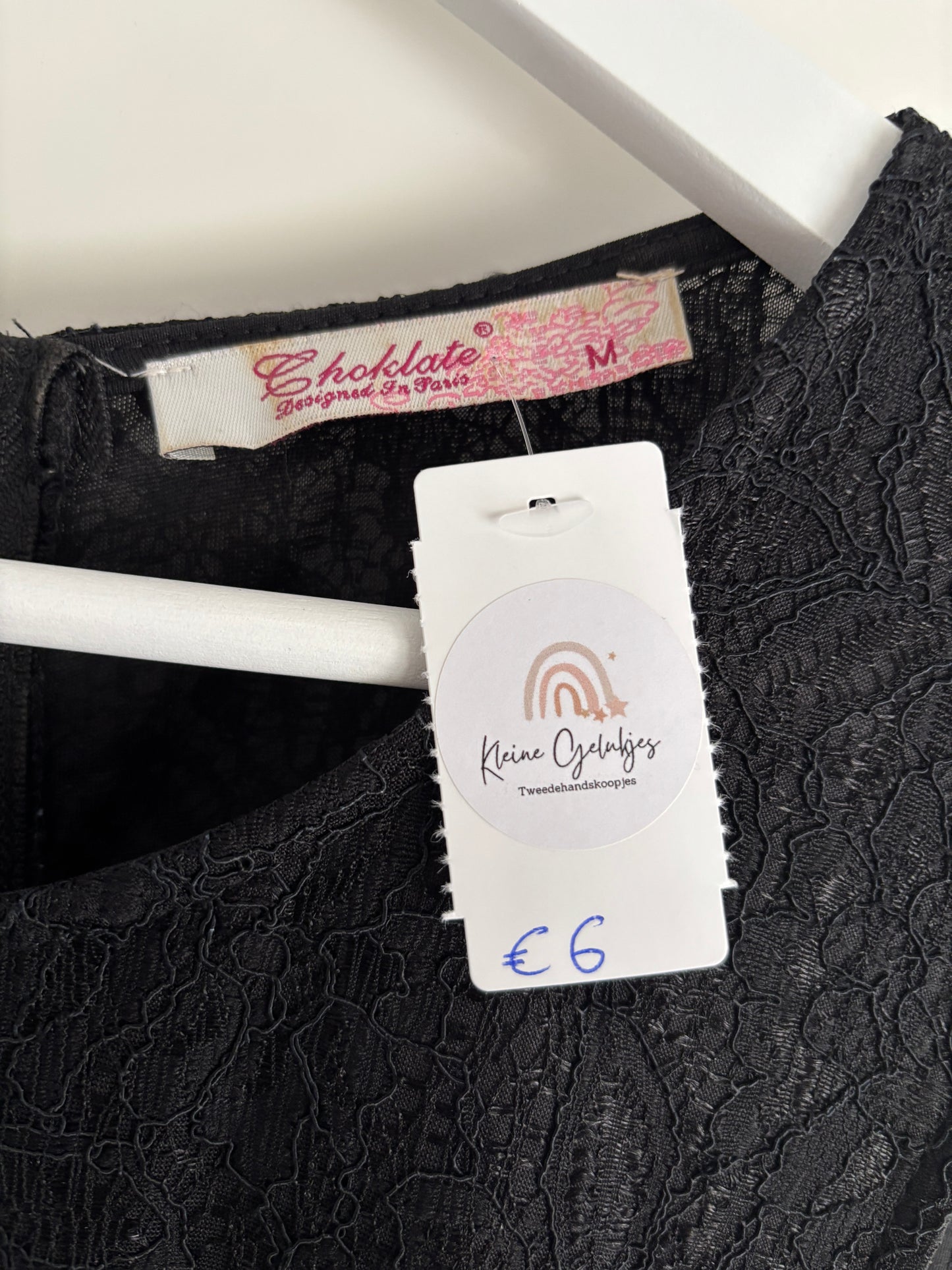 Zwarte jurk met rode lippen