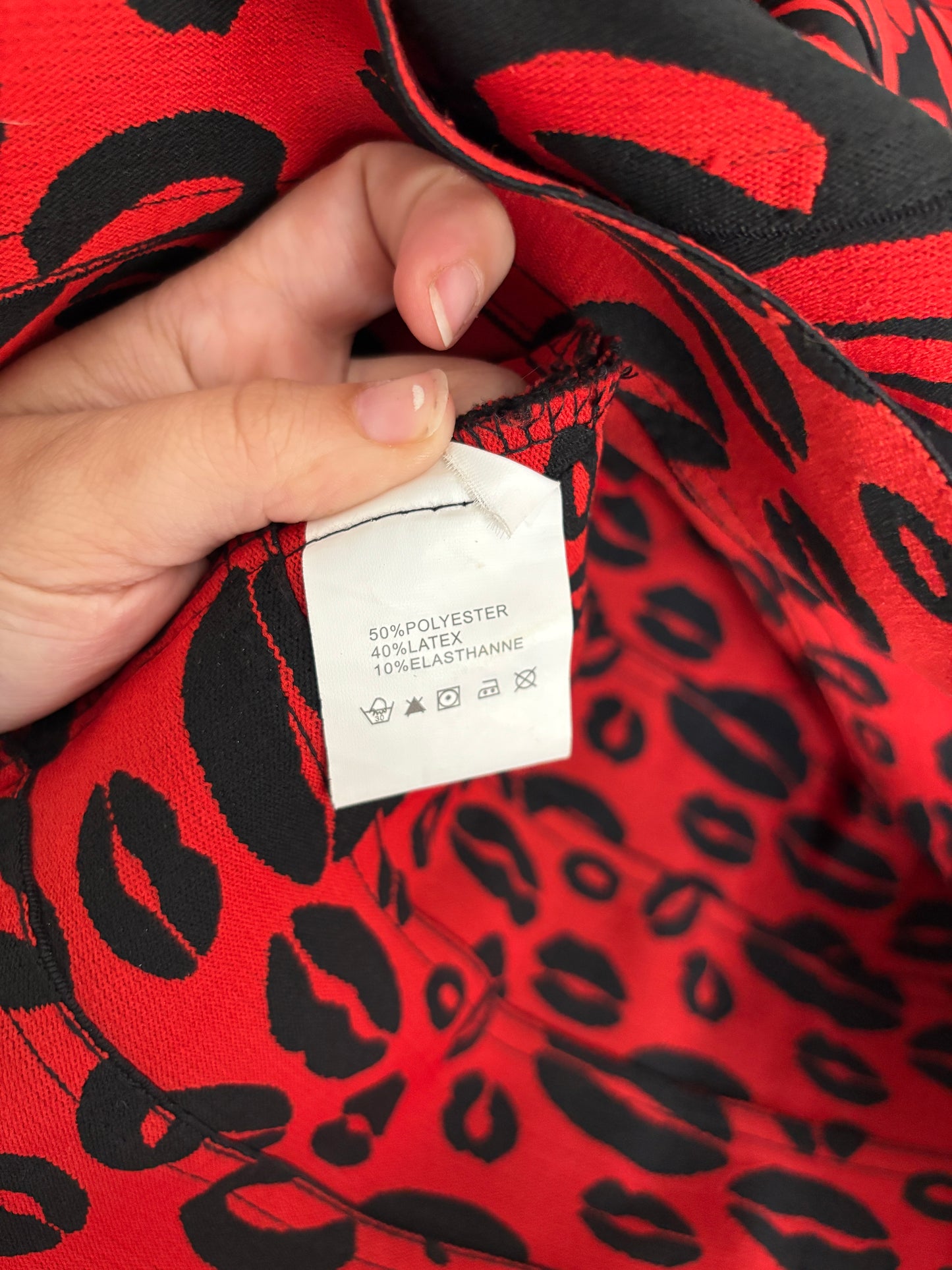 Zwarte jurk met rode lippen