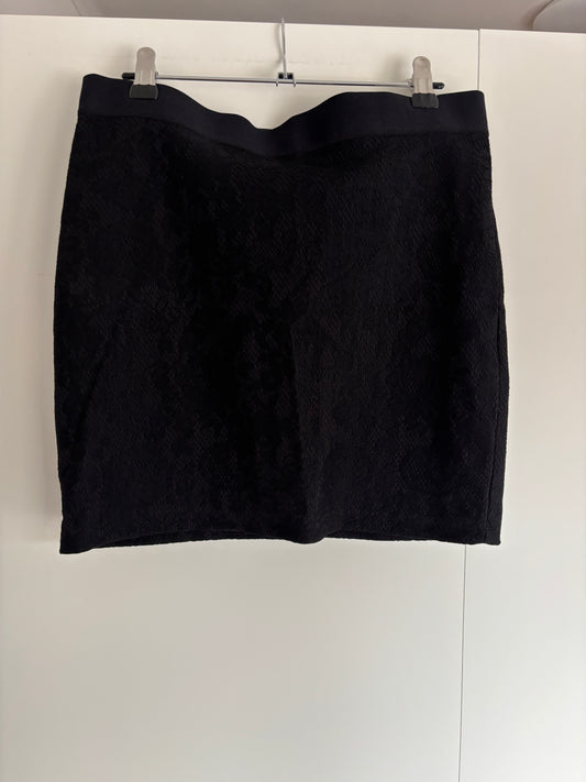 Zwarte rok met bloemenprint