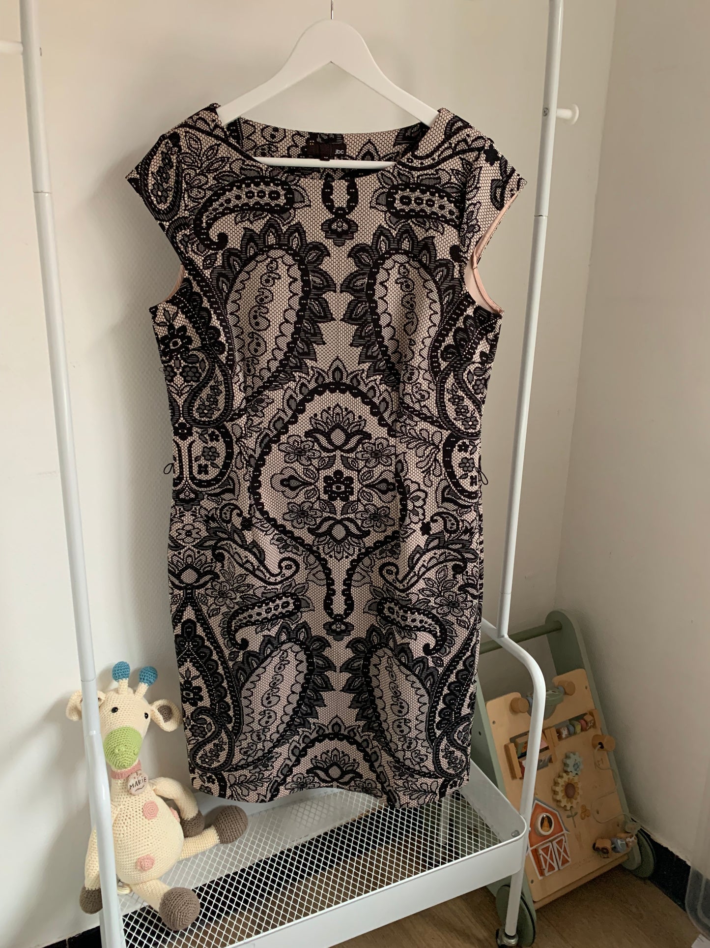 Geklede jurk met kantprint