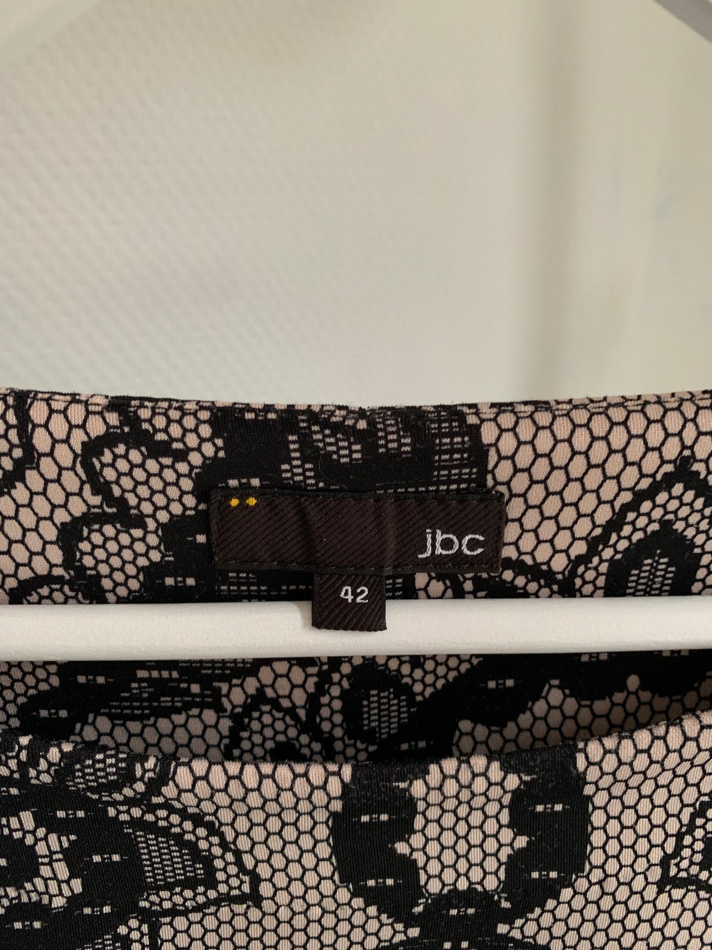 Geklede jurk met kantprint