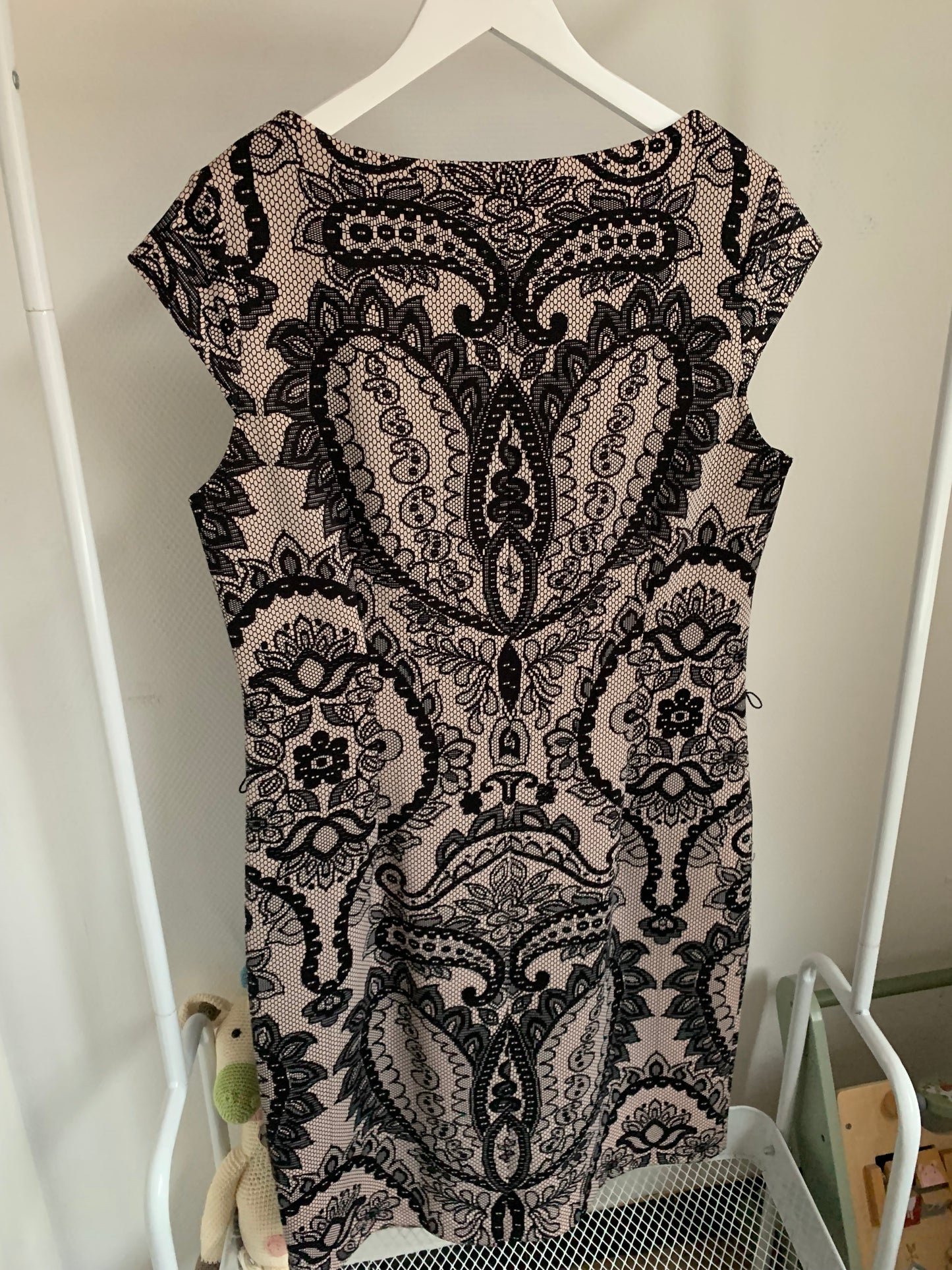 Geklede jurk met kantprint