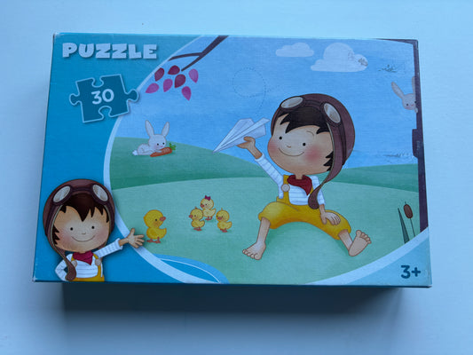 Jongetje met papieren vliegtuigje