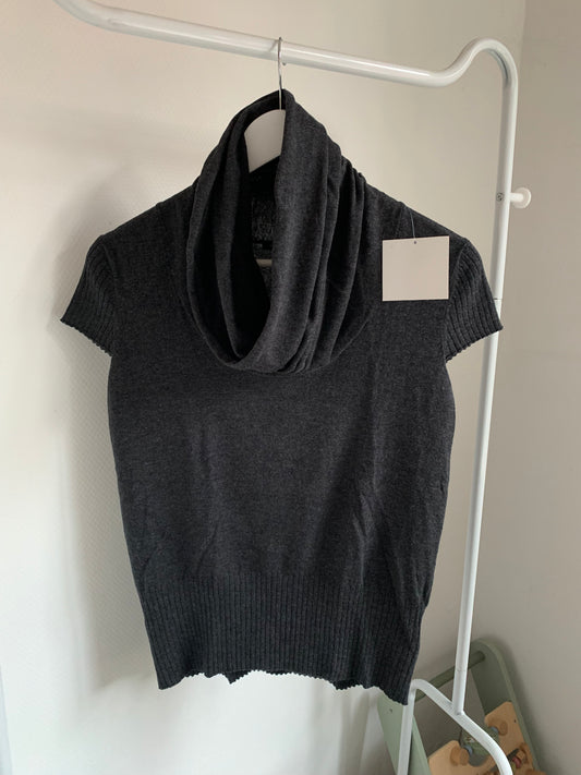 Grijze trui met korte mouwen