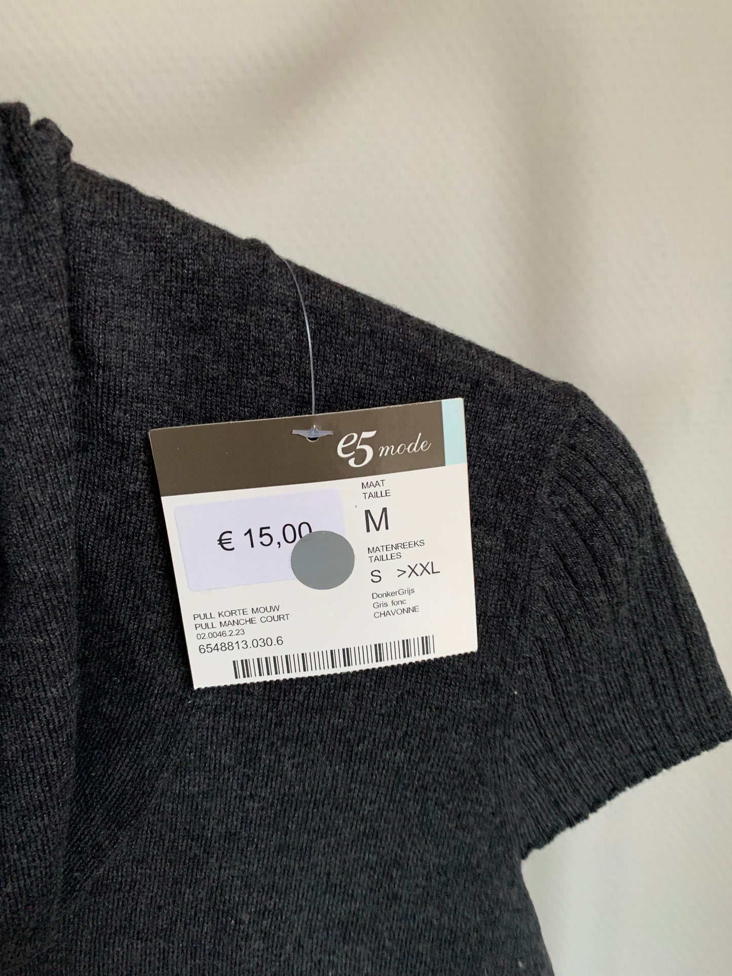 Grijze trui met korte mouwen