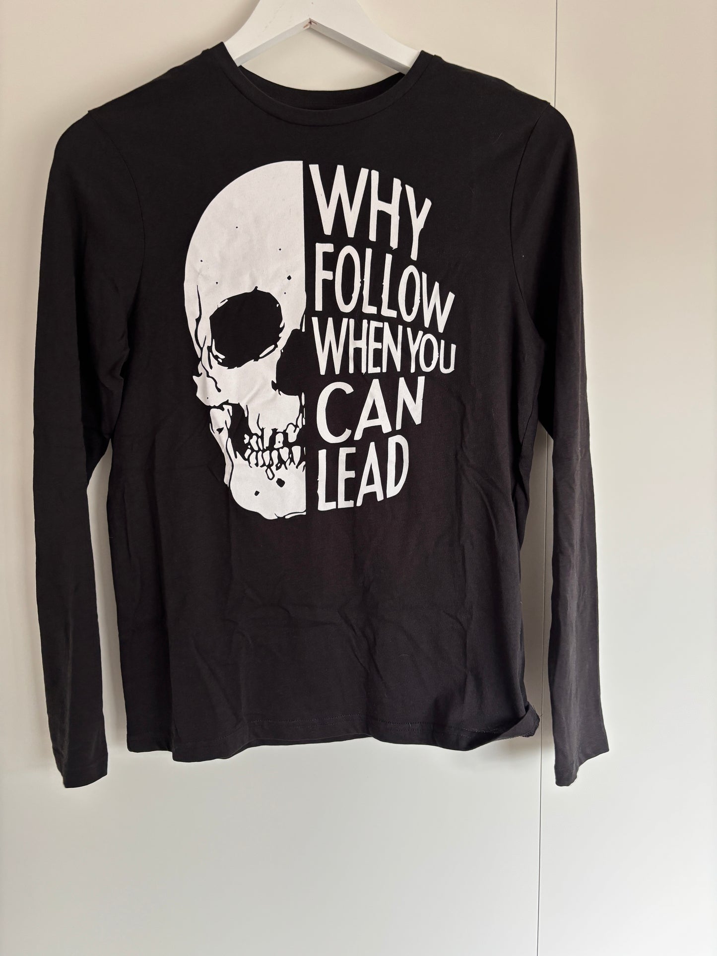 Zwarte longsleeve "Why follow when you can lead"