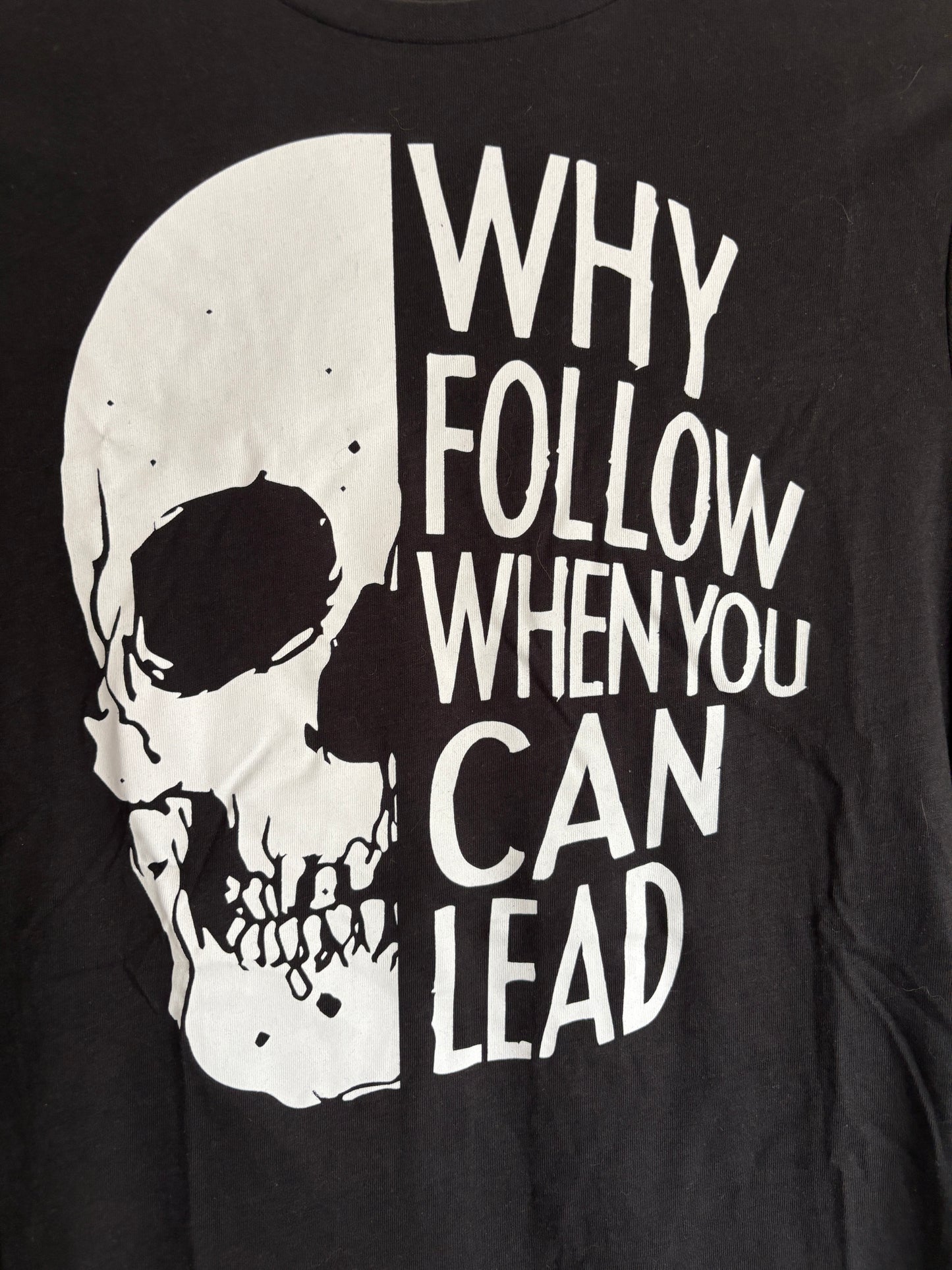 Zwarte longsleeve "Why follow when you can lead"