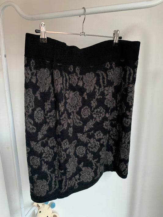 Zwarte rok met bloemen