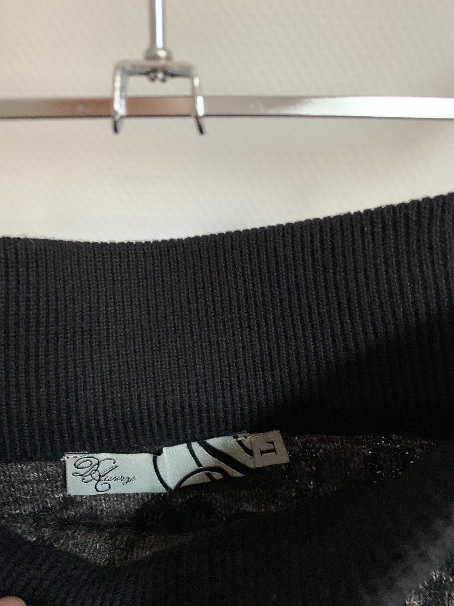 Zwarte rok met bloemen