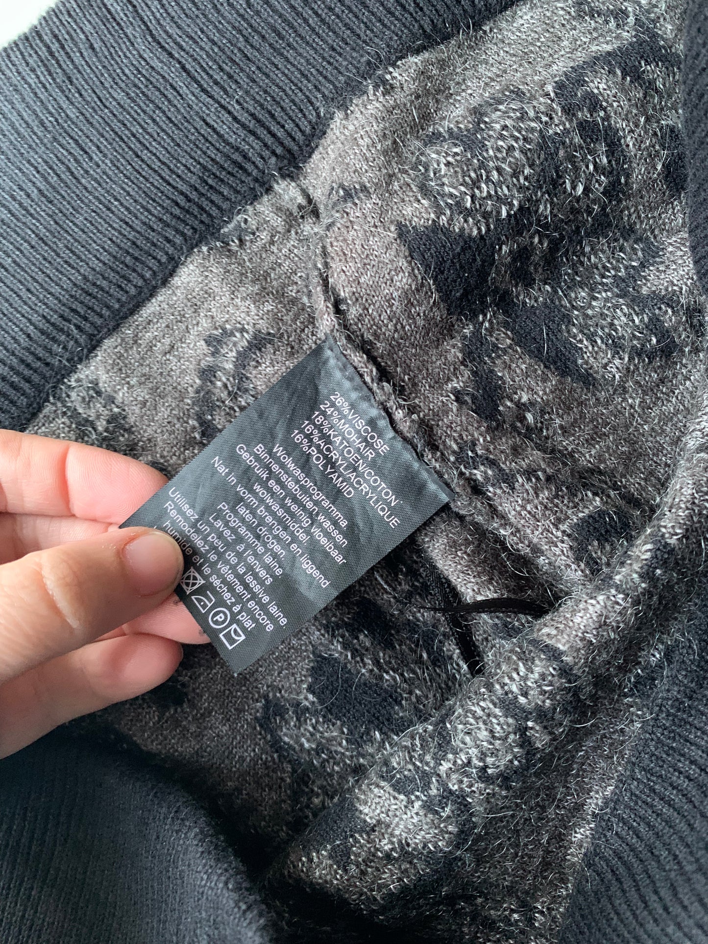 Zwarte rok met bloemen