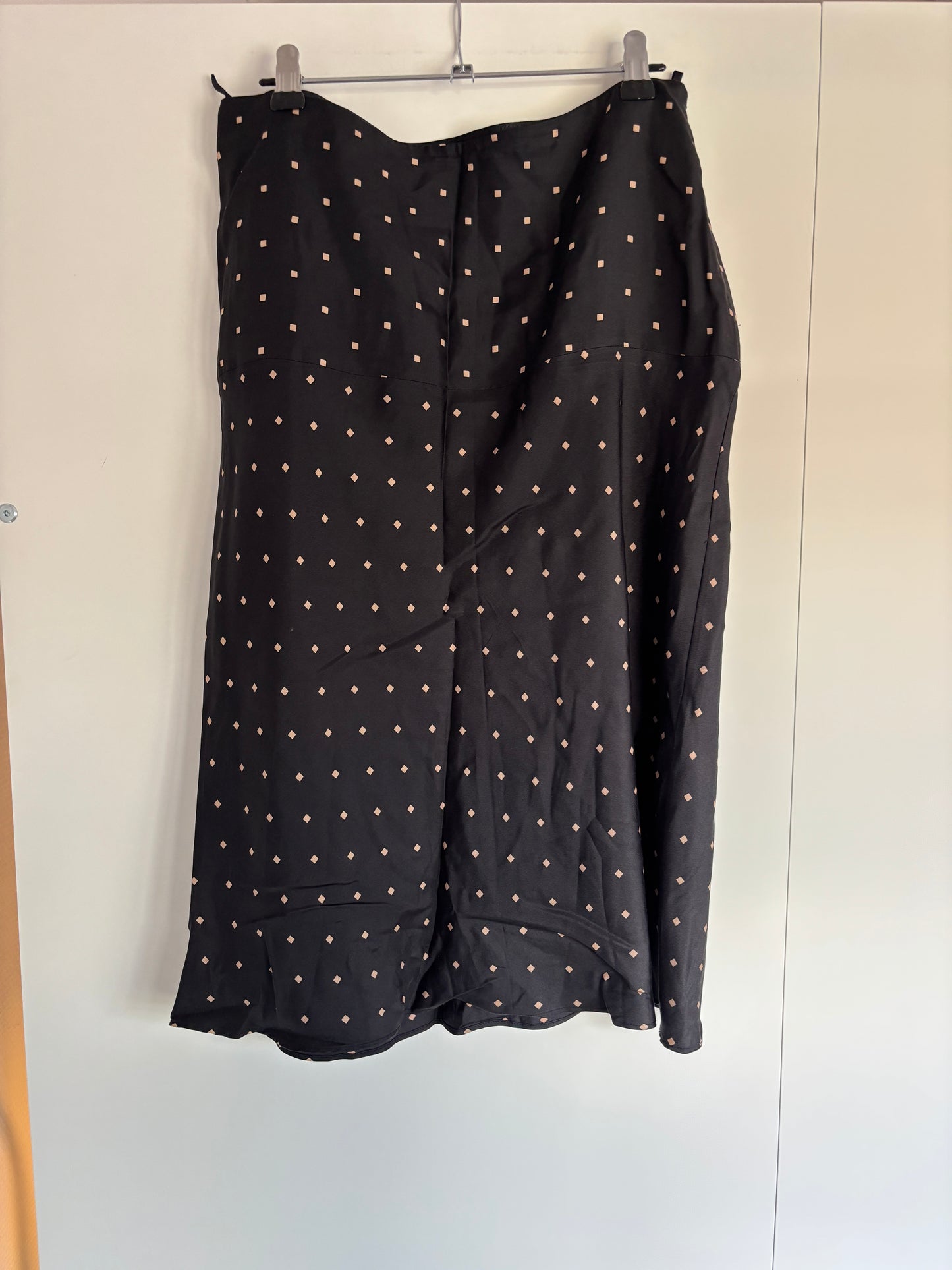 Zwarte gestippelde rok