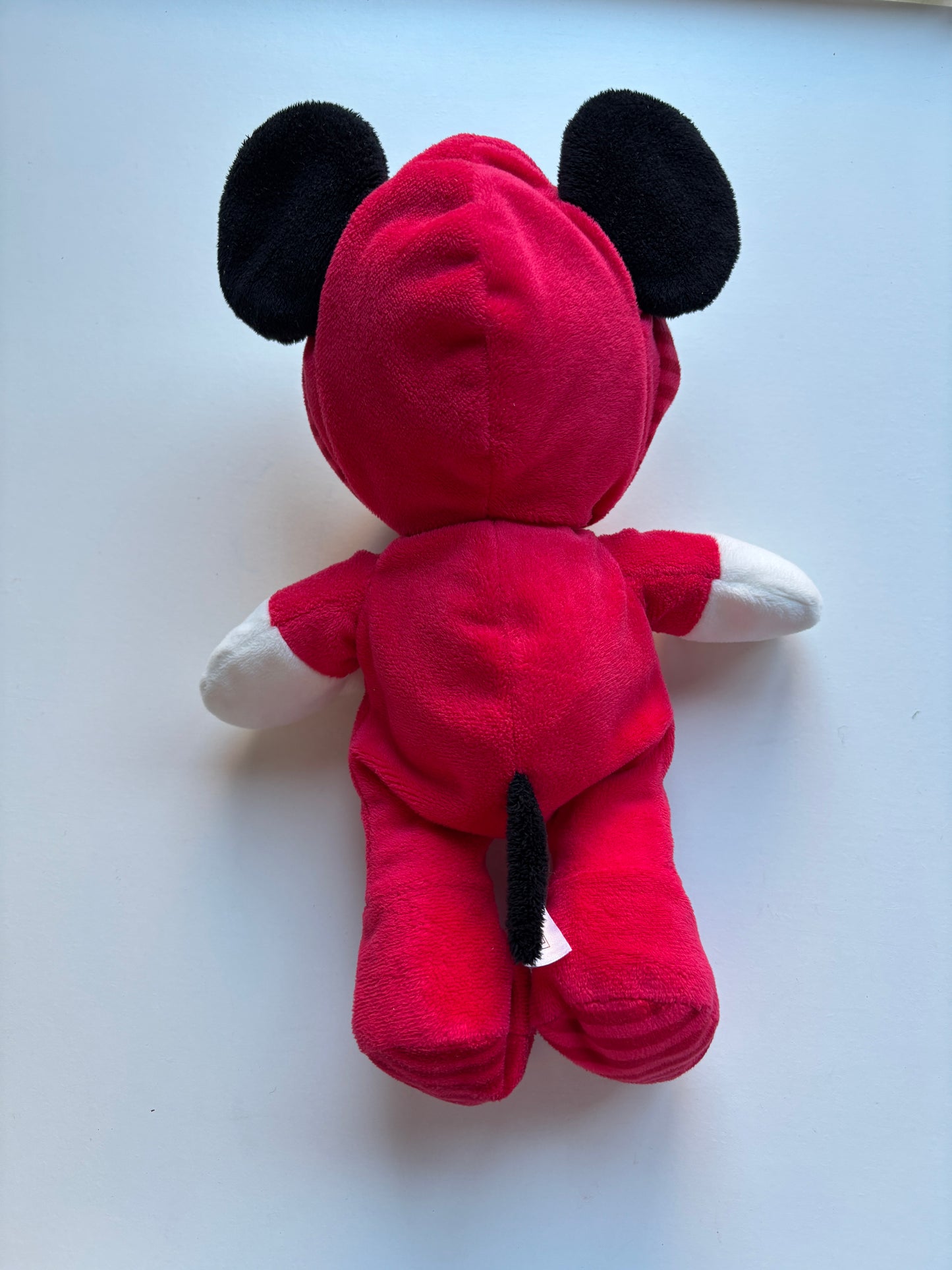 Mickey Mouse in rode pyjama