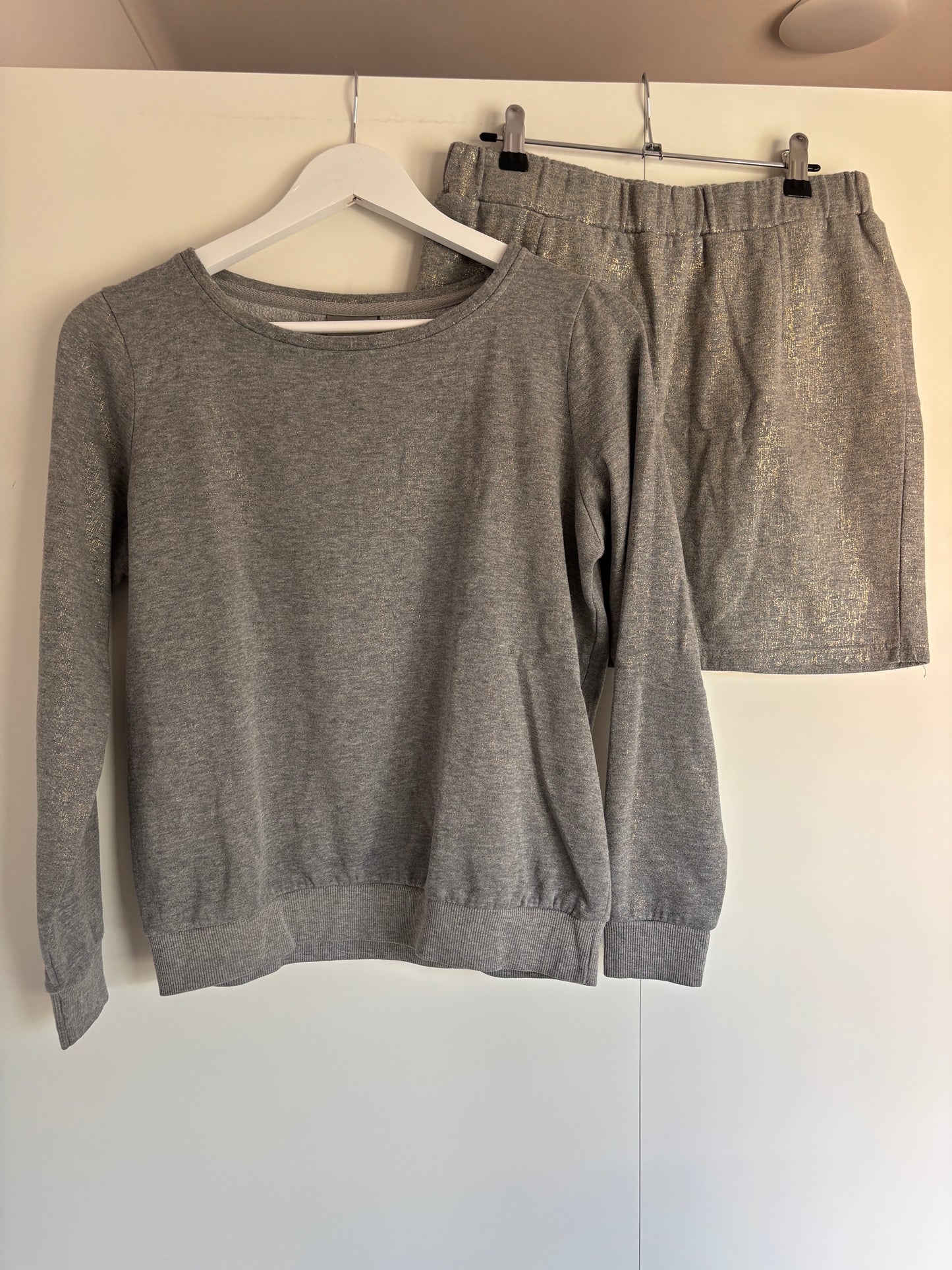 Grijze set: sweater en rok
