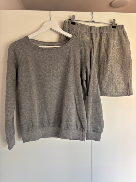 Grijze set: sweater en rok