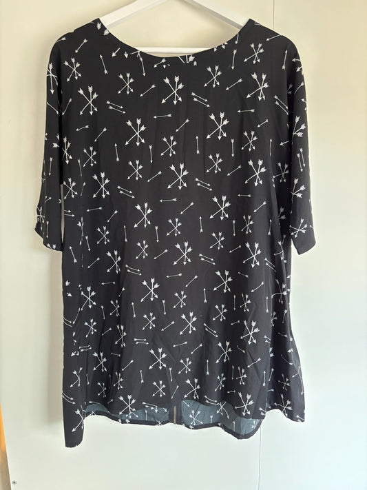 Zwarte jurk met pijltjes