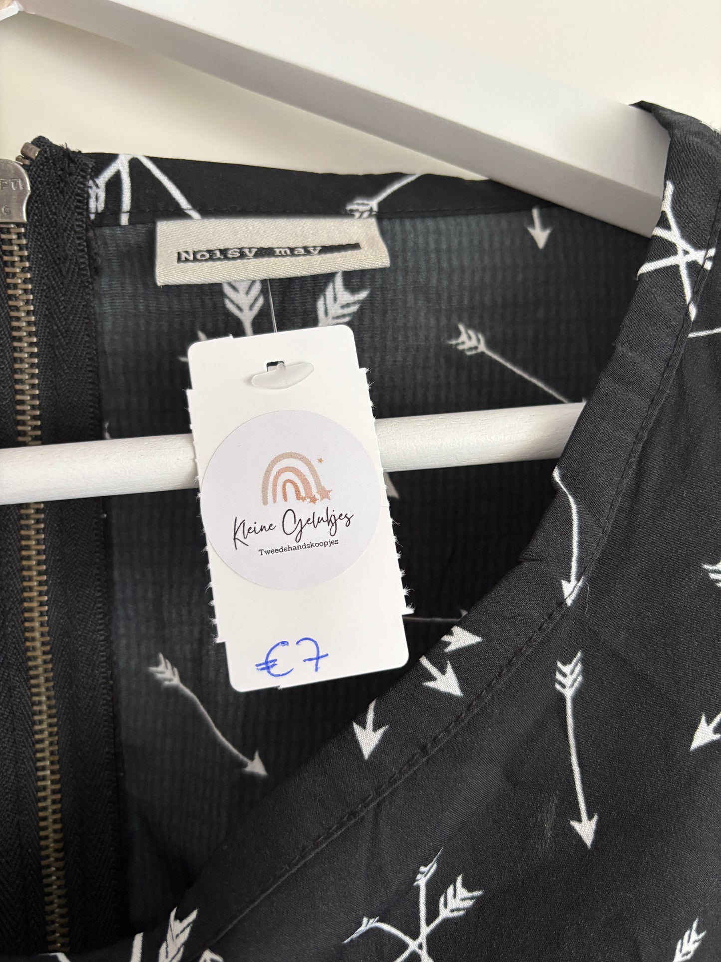 Zwarte jurk met pijltjes