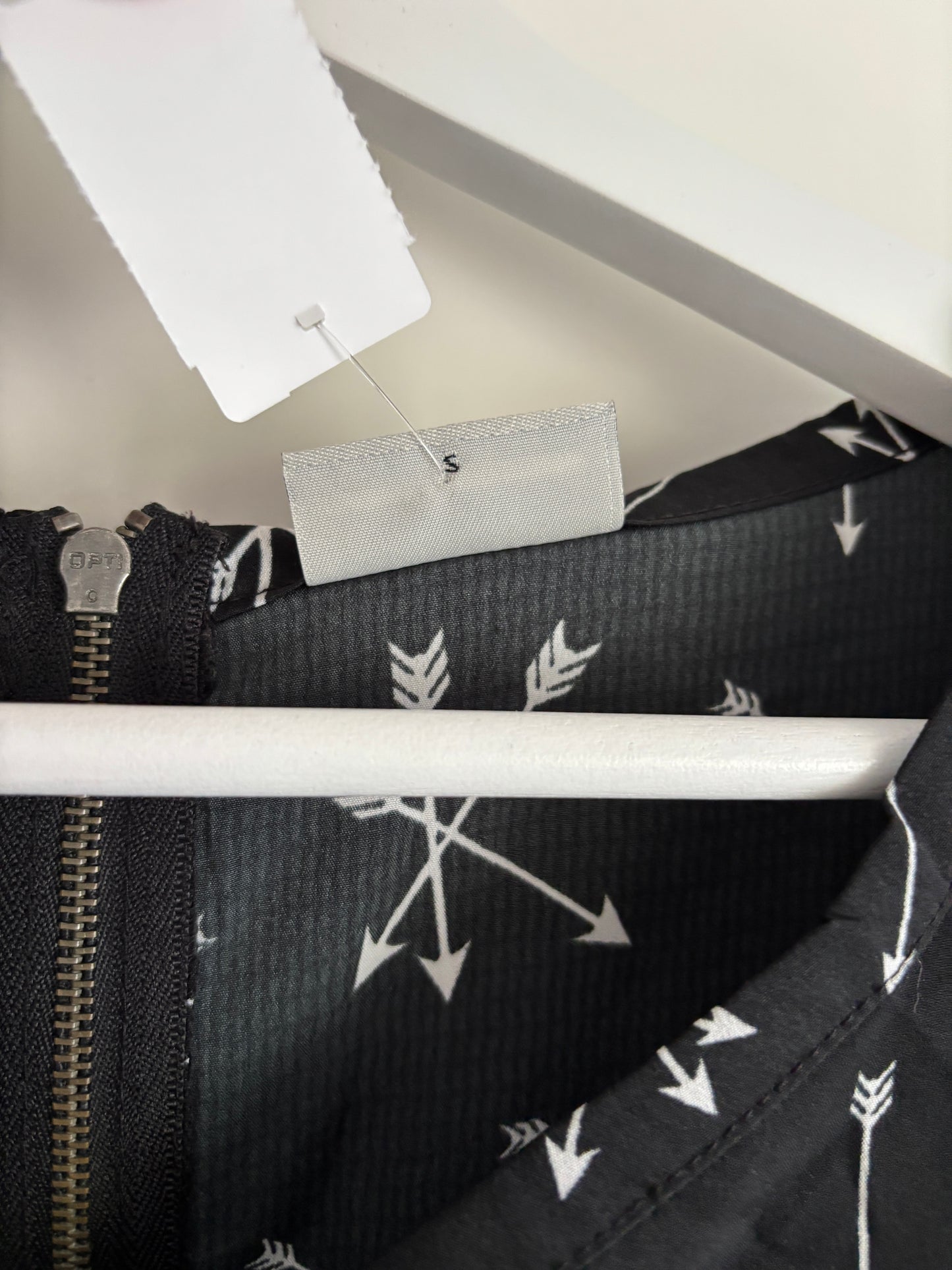 Zwarte jurk met pijltjes