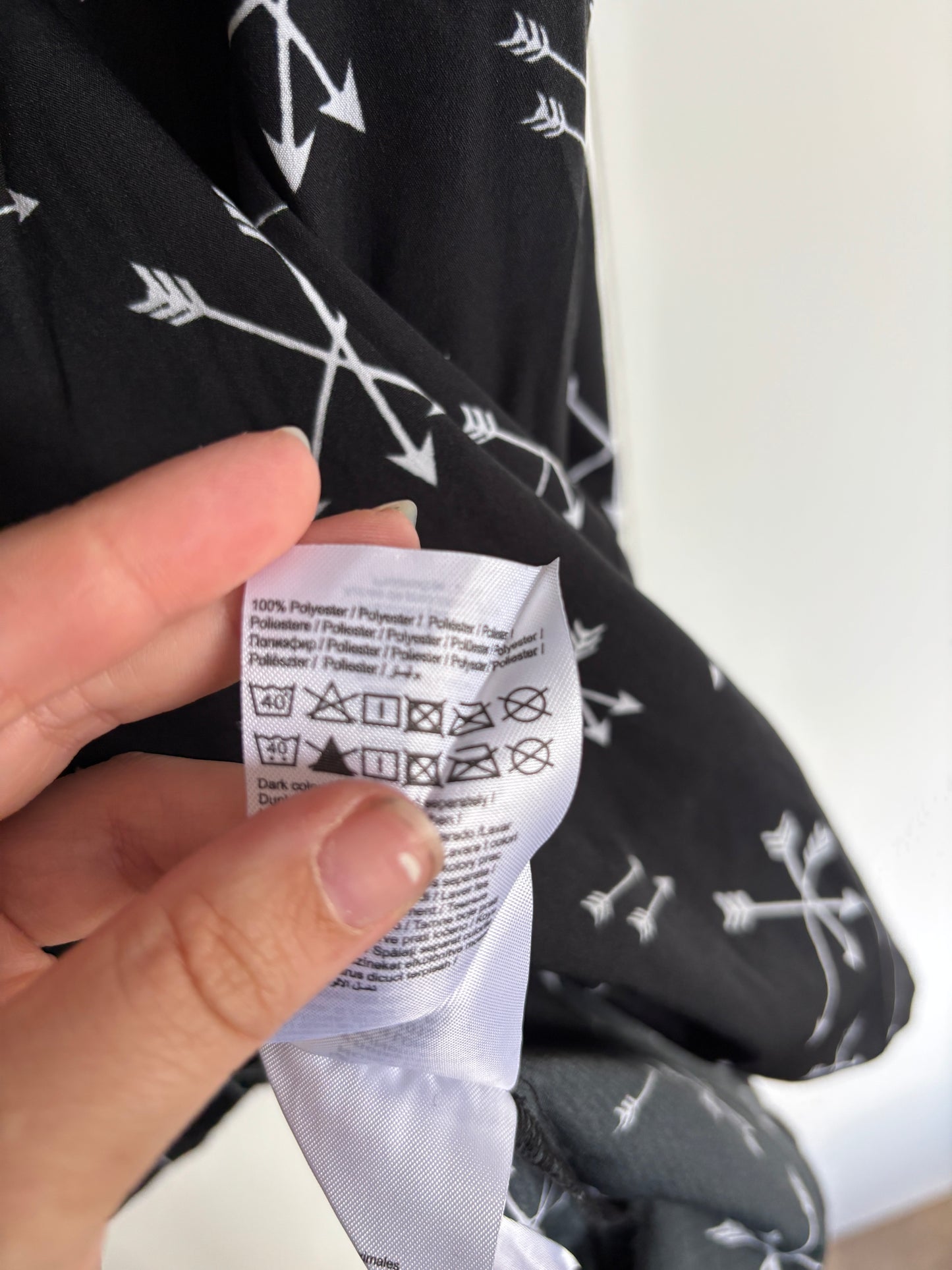 Zwarte jurk met pijltjes