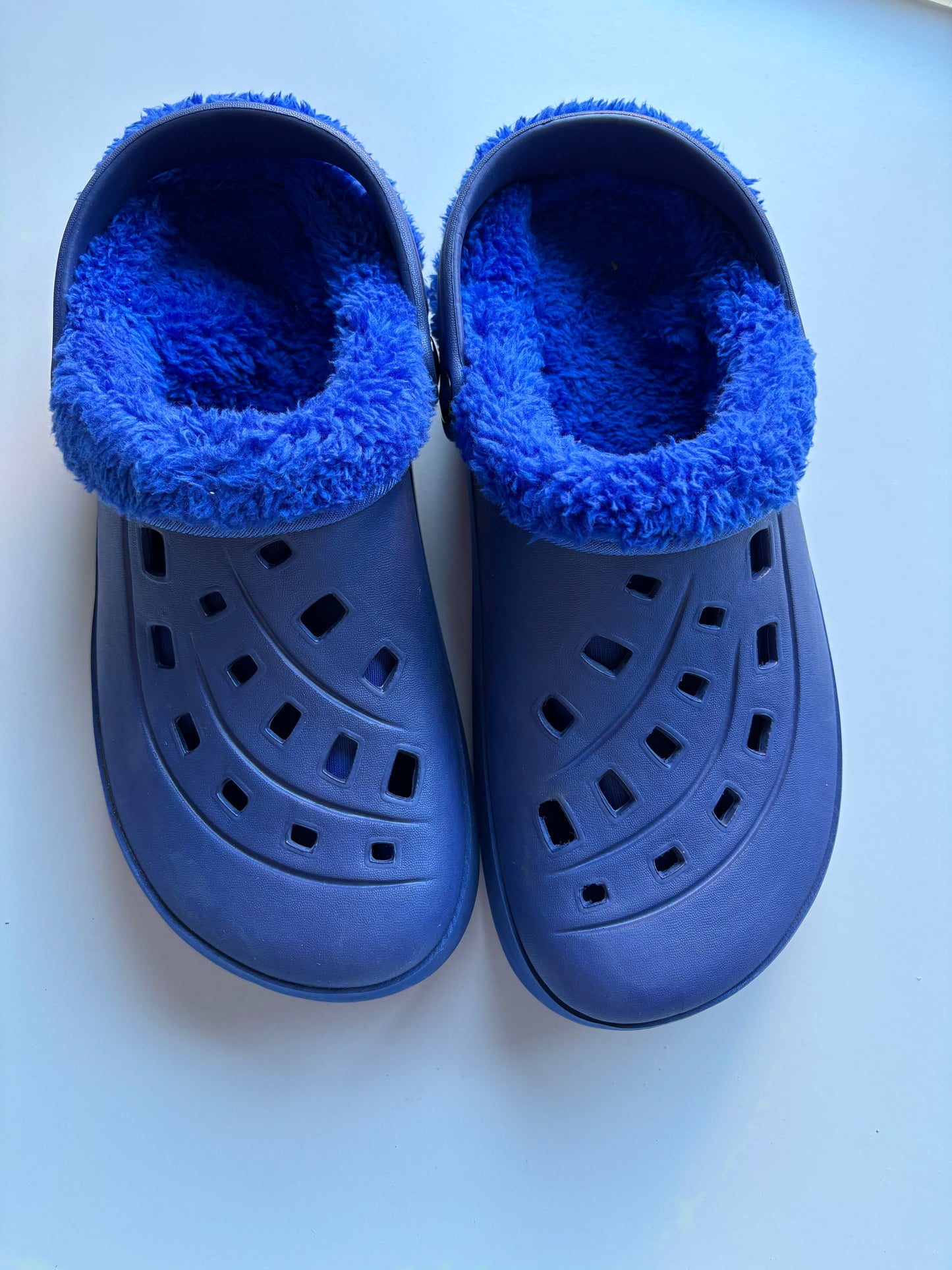 Marineblauwe 'crocs' met pels