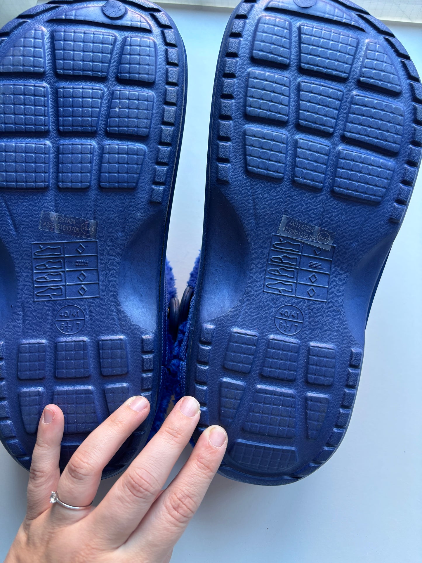 Marineblauwe 'crocs' met pels