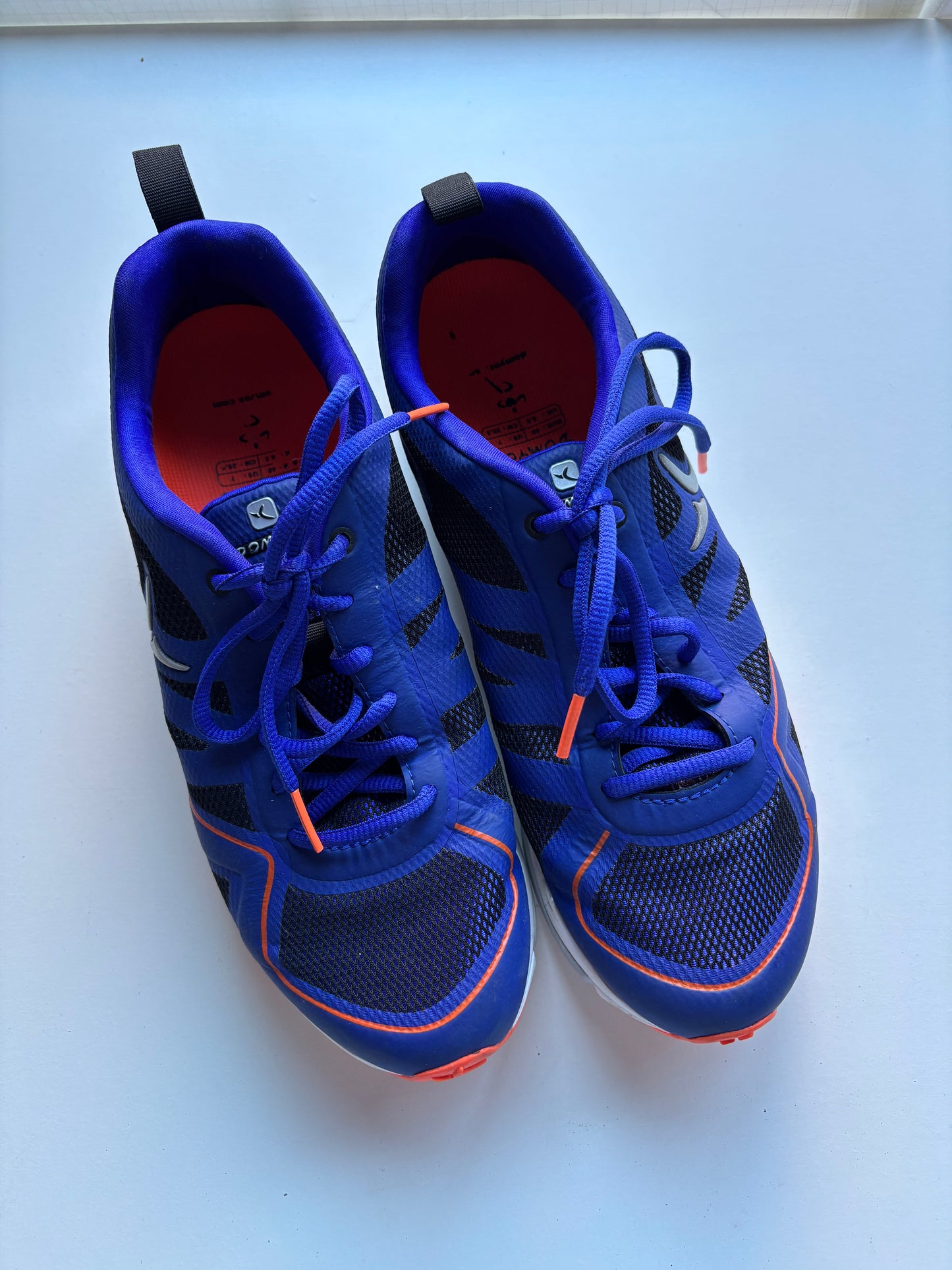 Blauwe sportschoenen