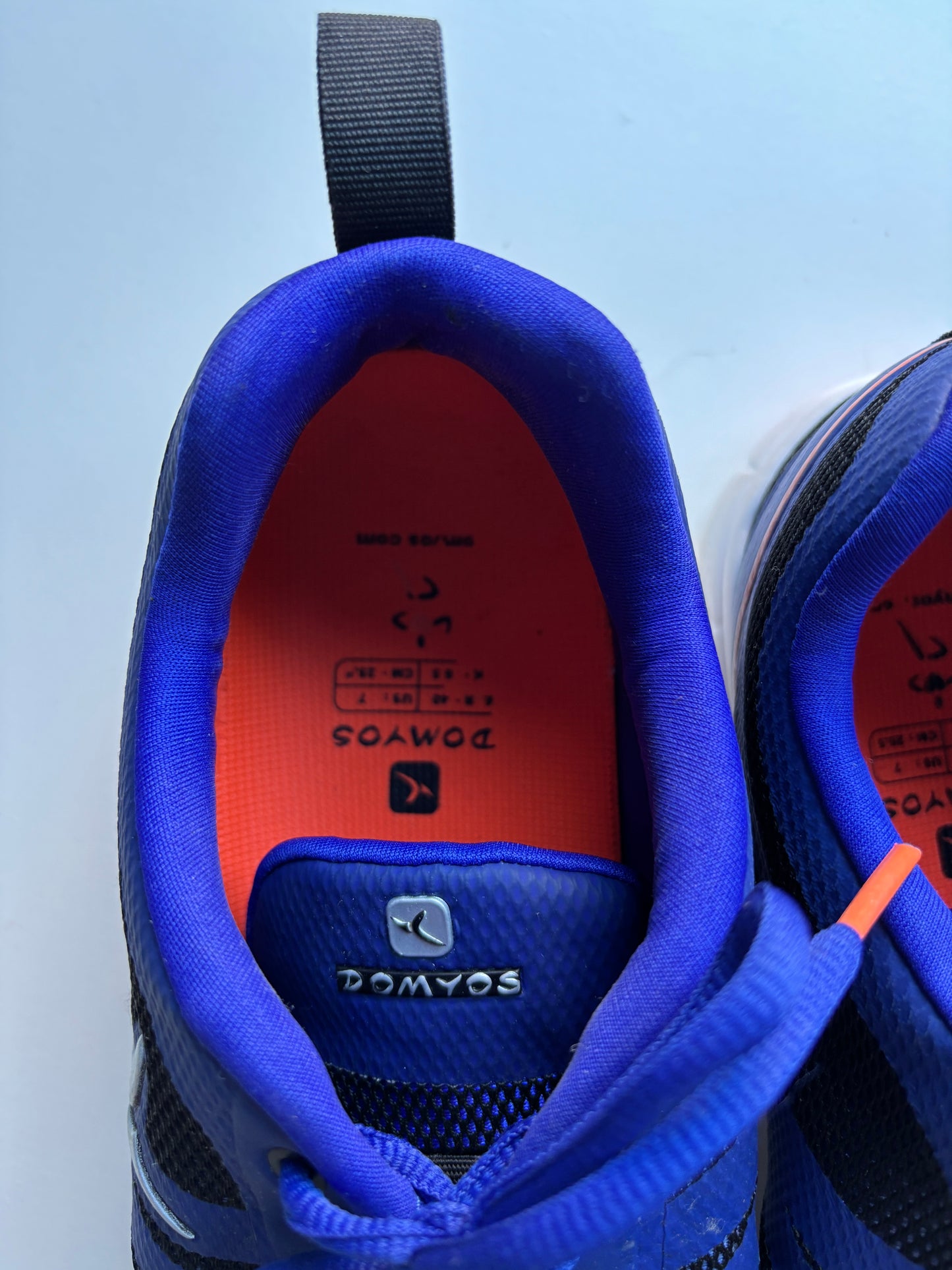 Blauwe sportschoenen