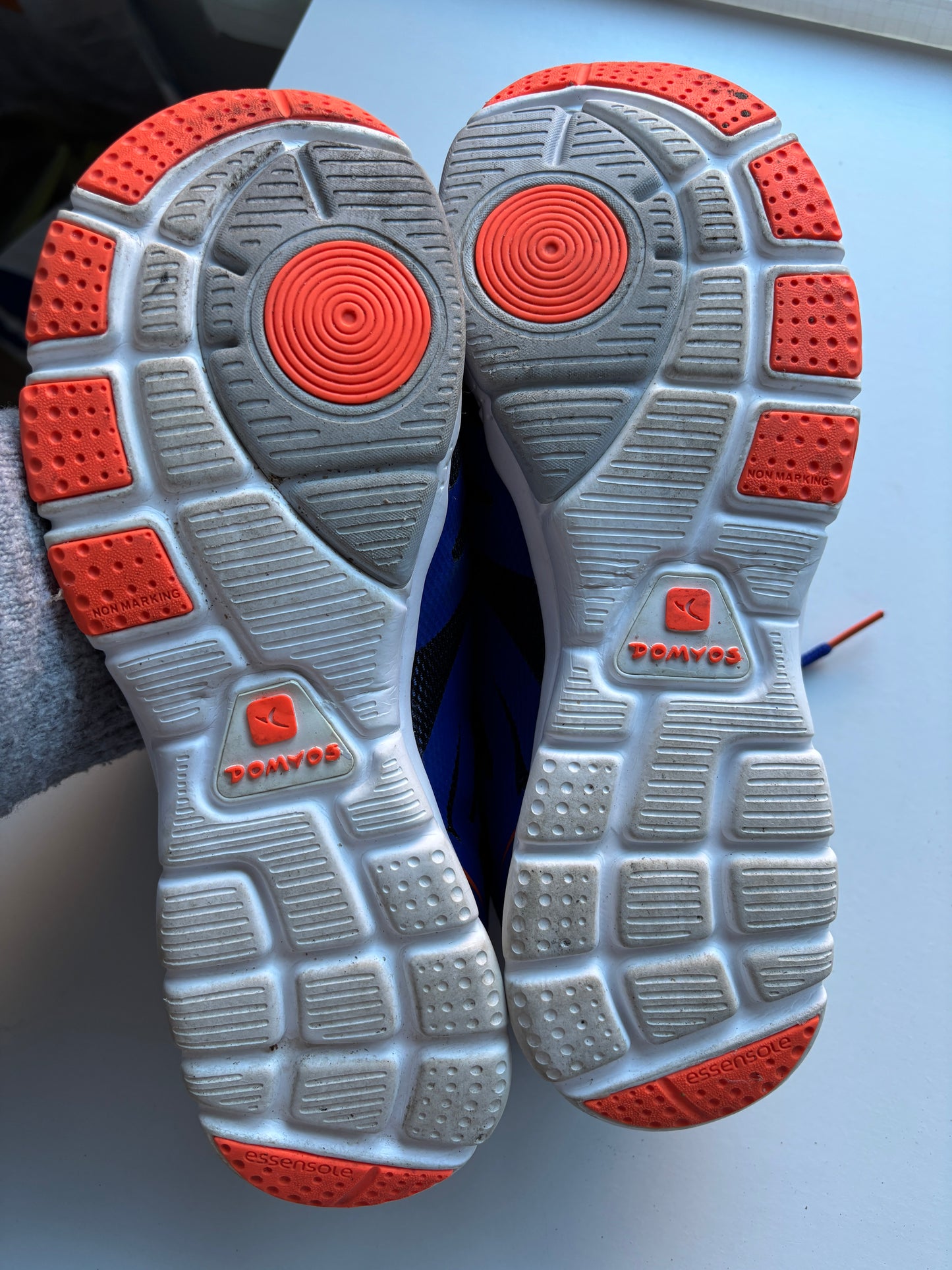 Blauwe sportschoenen