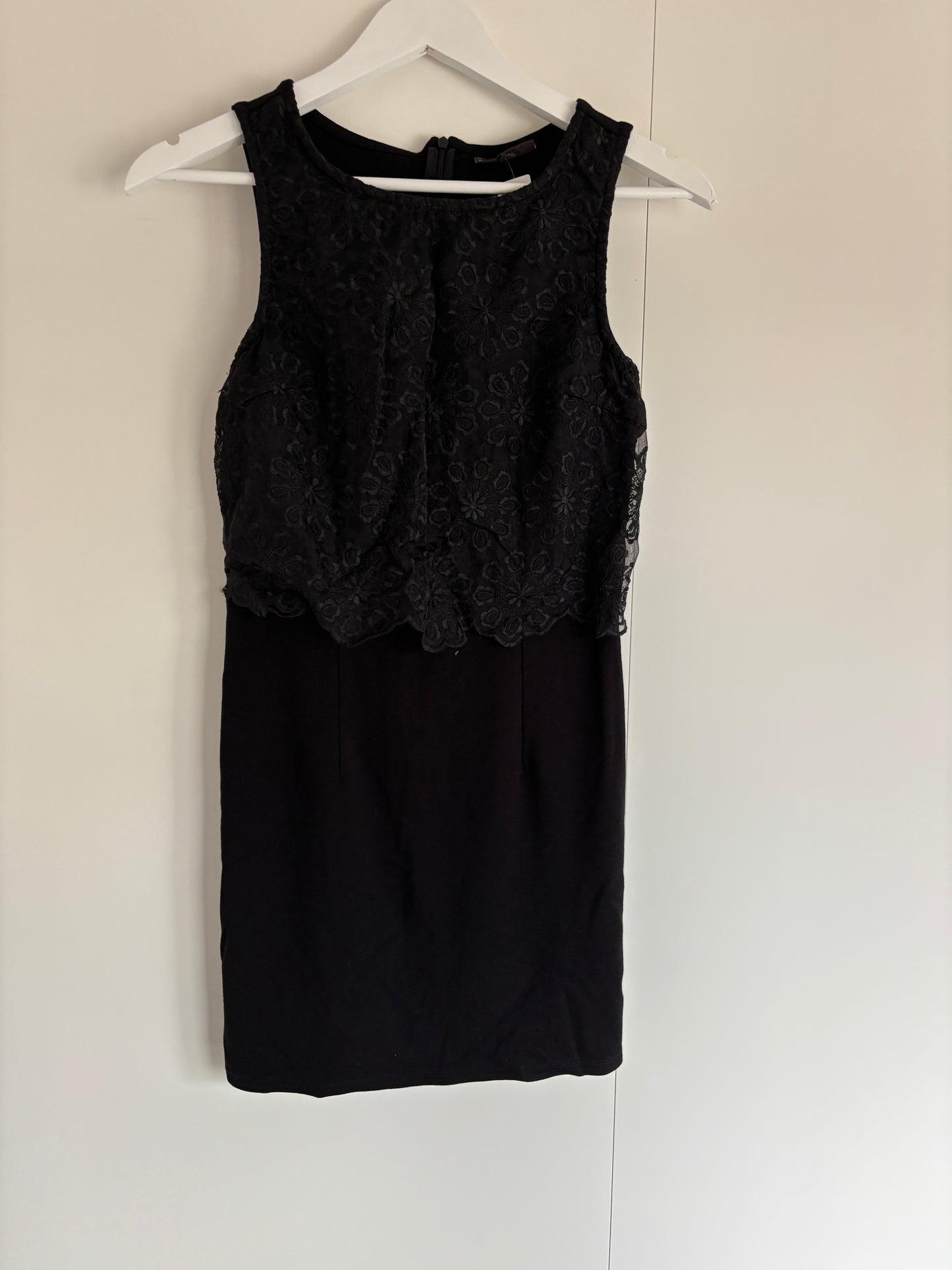 Zwarte mouwloze jurk