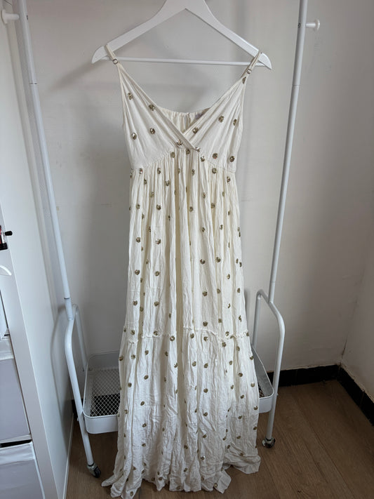 Crèmekleurige lange jurk met gouden accentjes