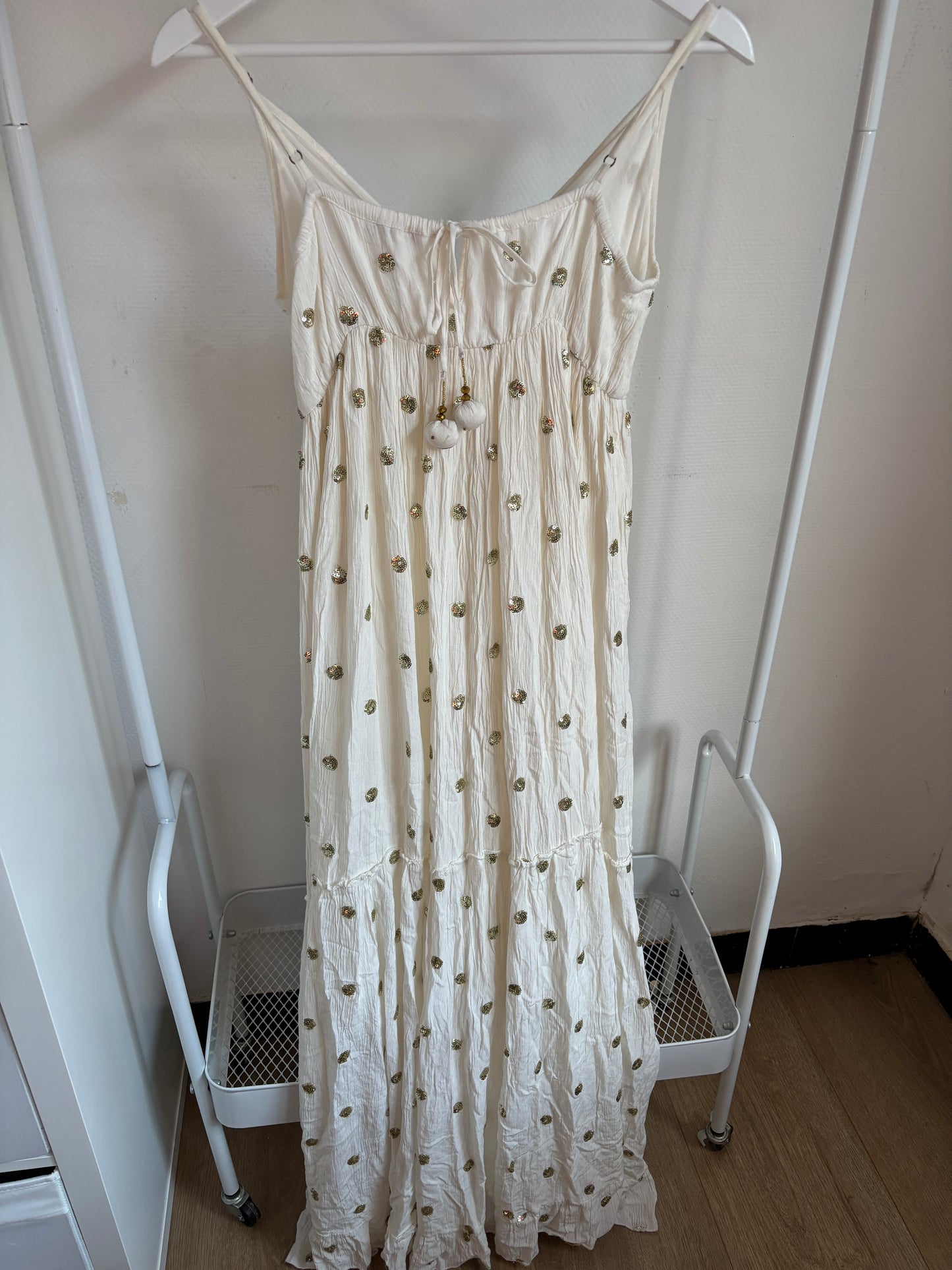 Crèmekleurige lange jurk met gouden accentjes