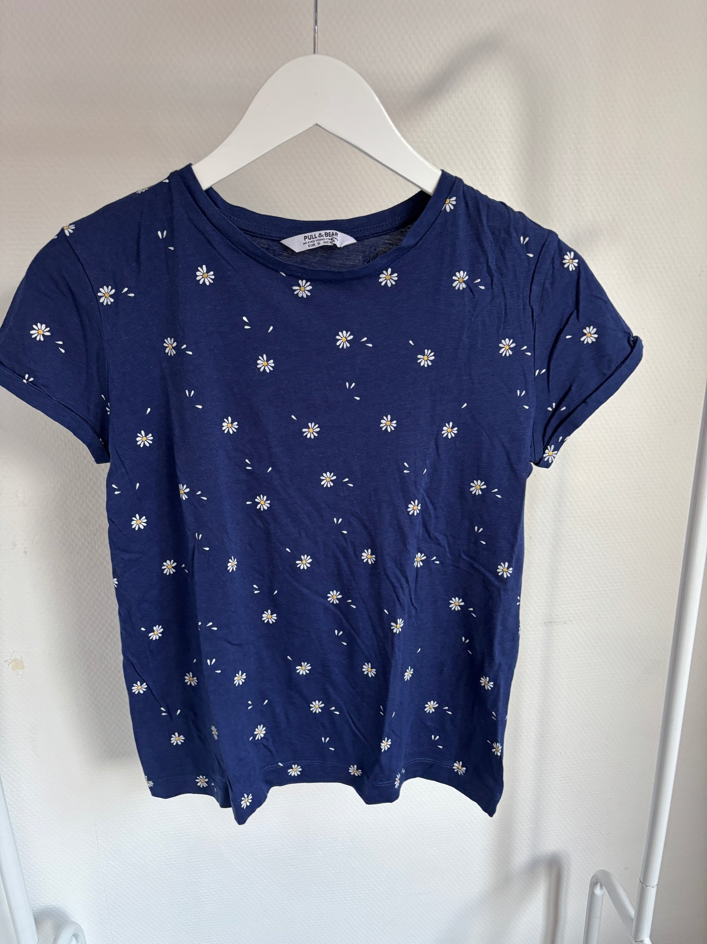 Blauwe T-shirt met madeliefjes