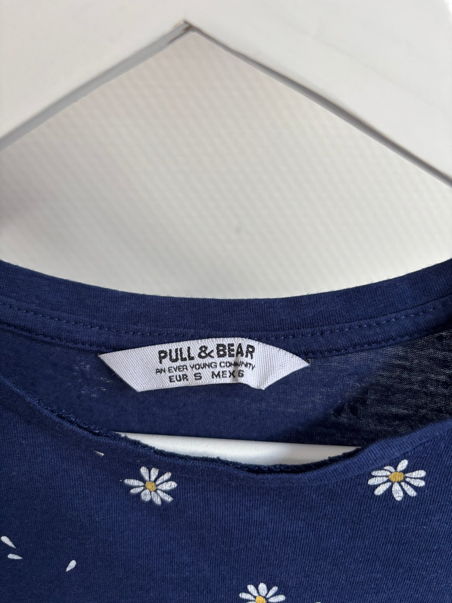 Blauwe T-shirt met madeliefjes