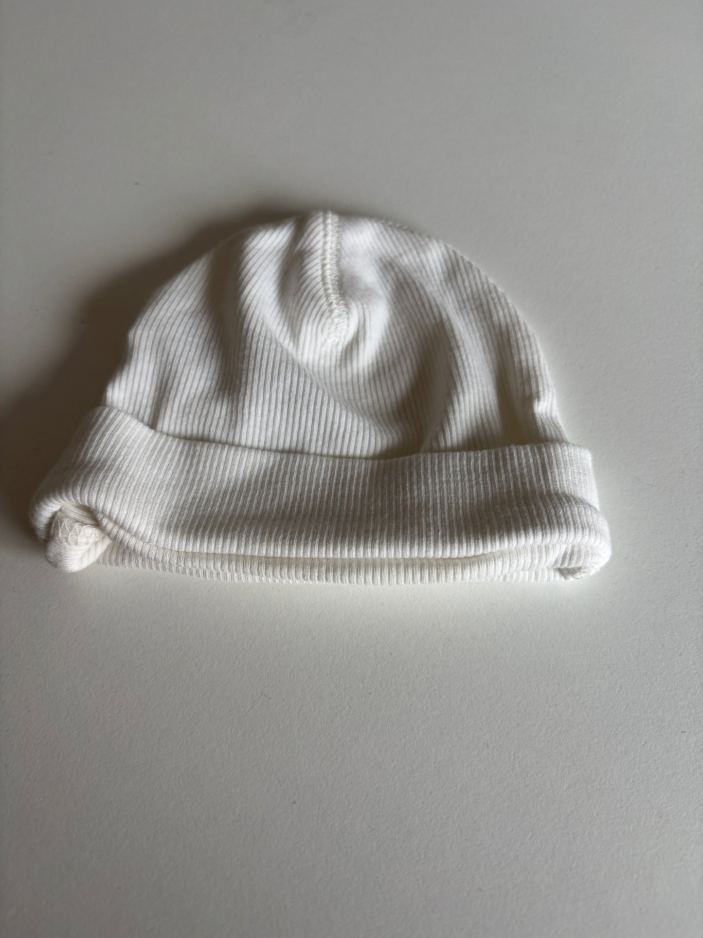 Witte rib-babymuts